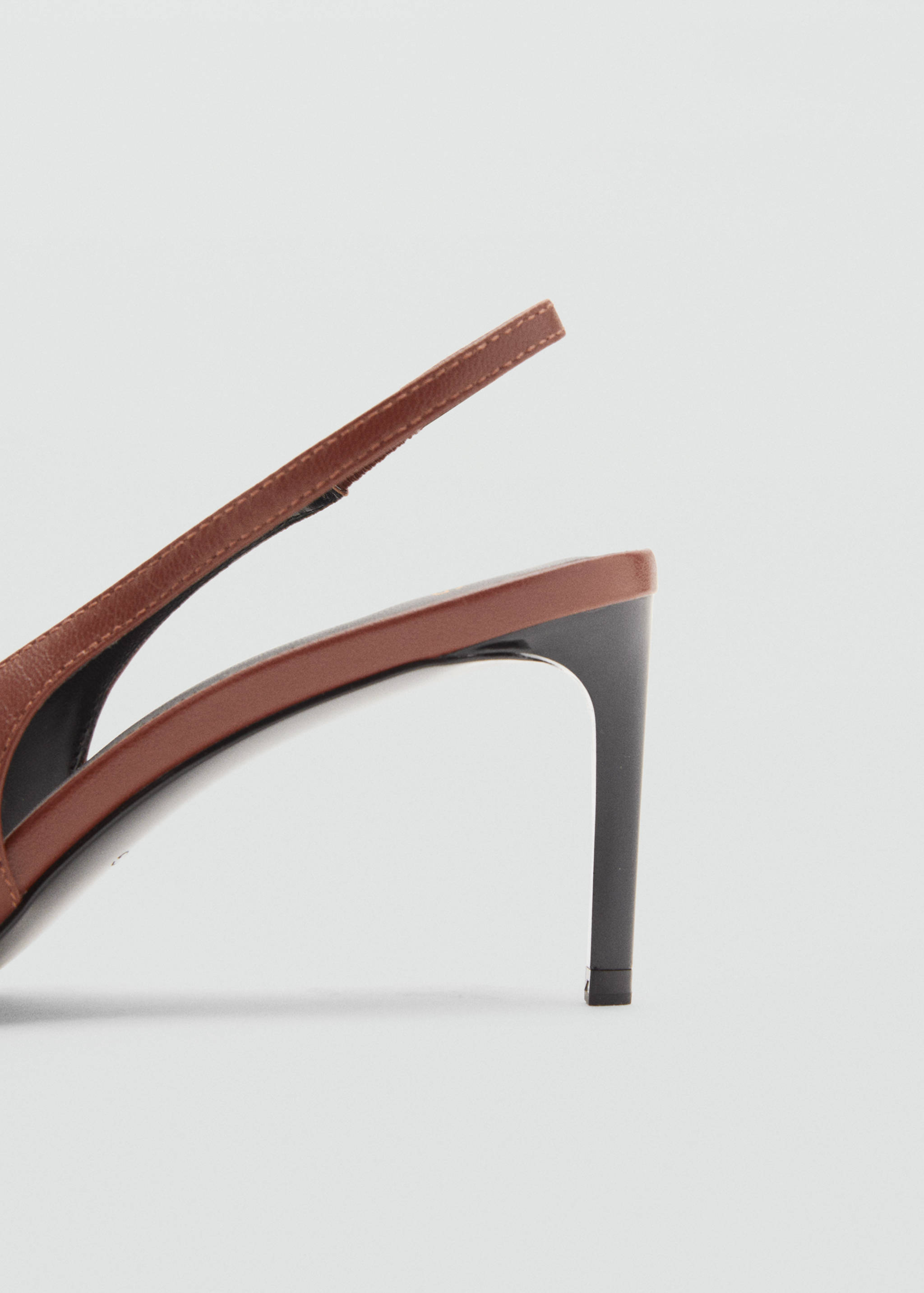 Sapato de salto de pele com argola - Pormenor do artigo 1