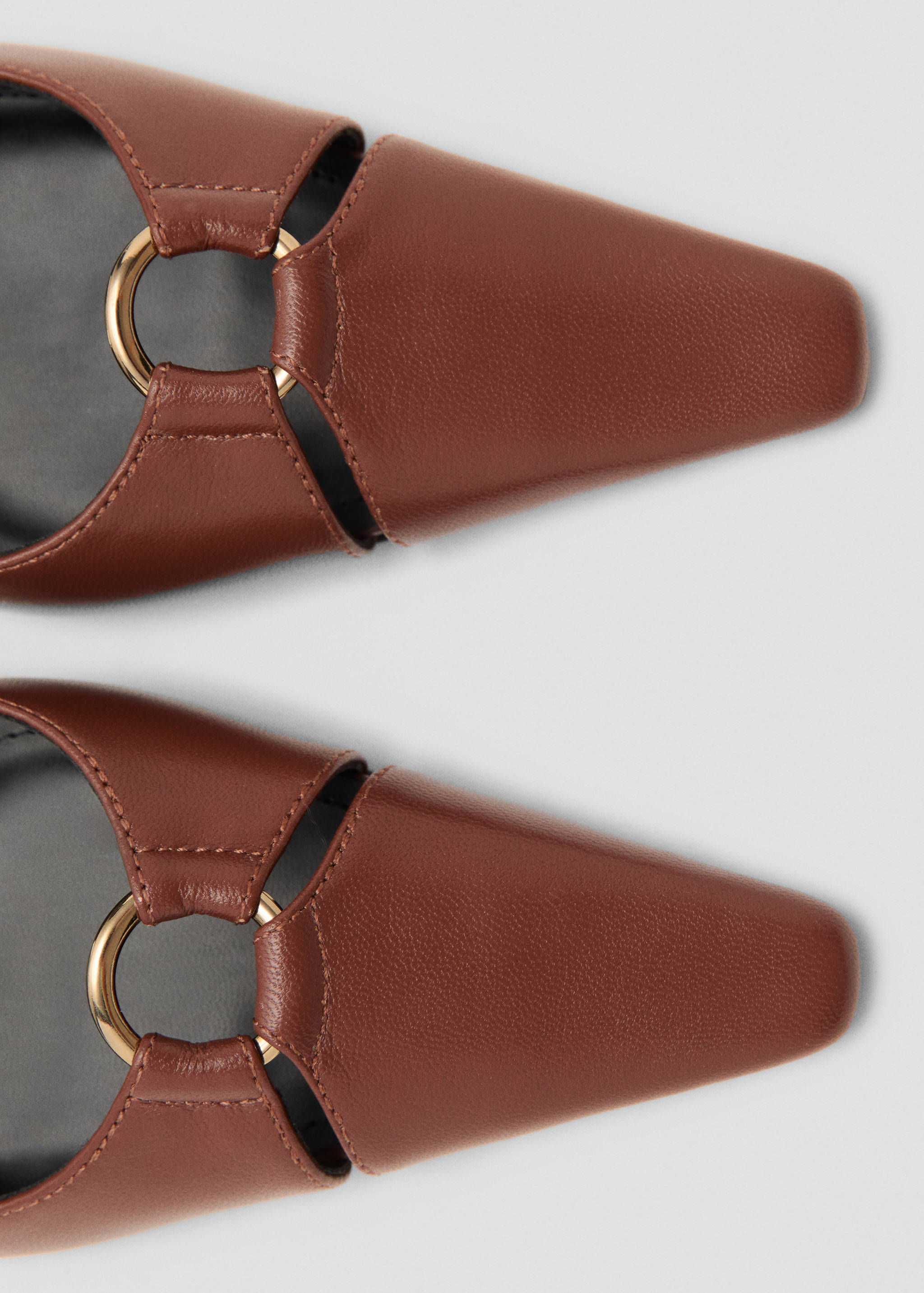 Sapato de salto de pele com argola - Pormenor do artigo 2