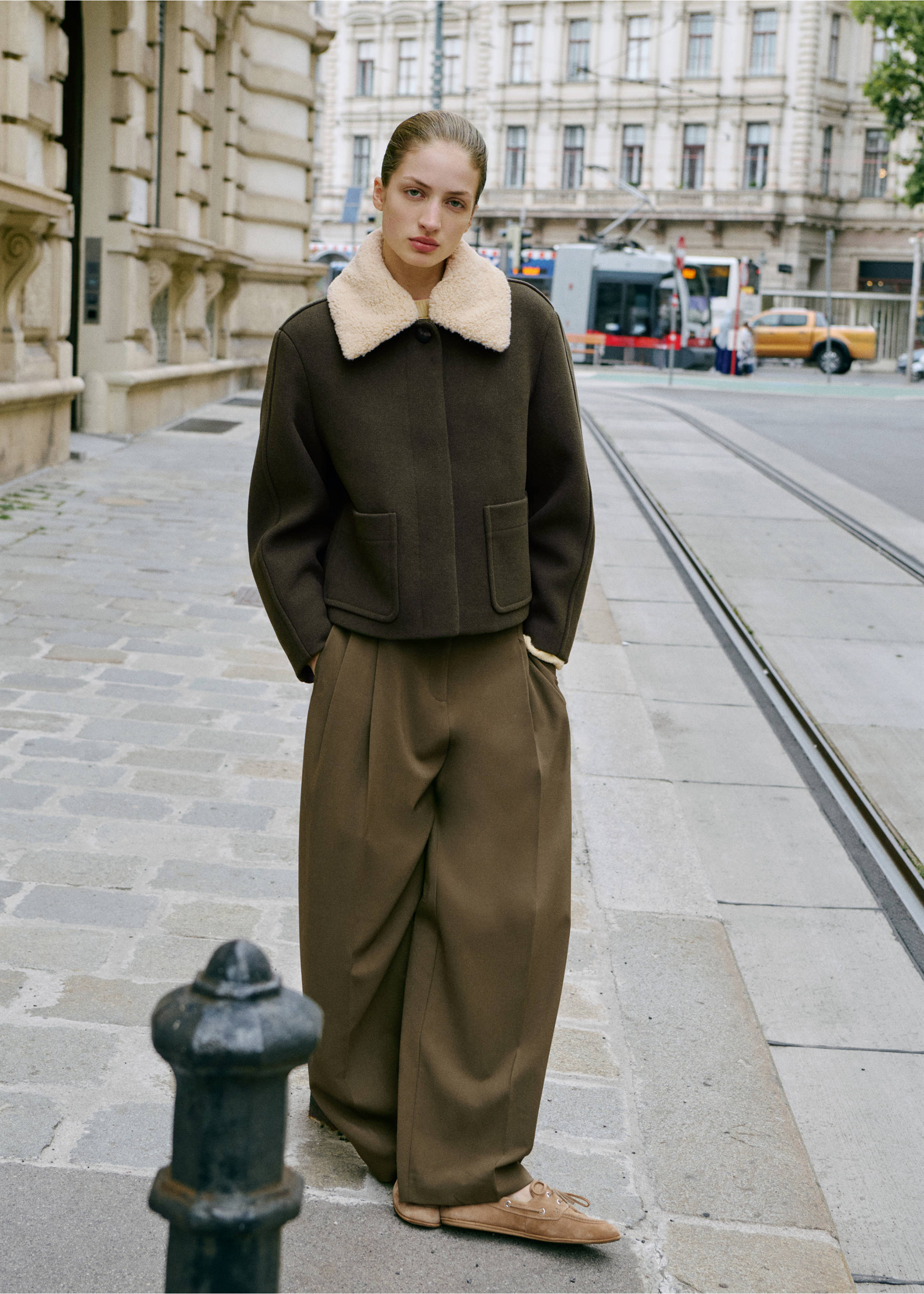 Широкие брюки wide leg с защипами и средней посадкой - Общий план, Хаки. Ref: 17095990-00.