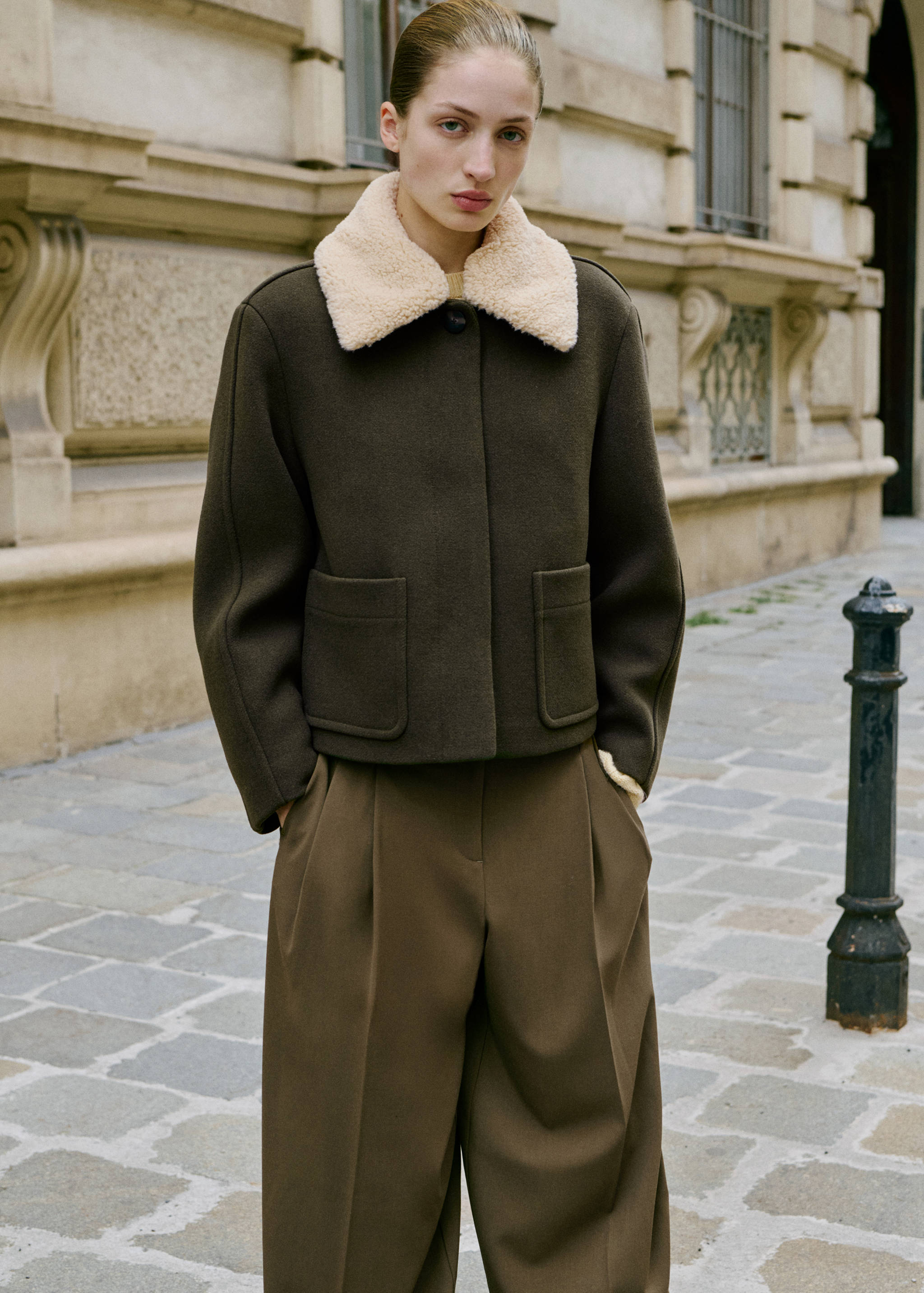 بنطلون واسع الساق بطيّات وخصر متوسط - رؤية وسط