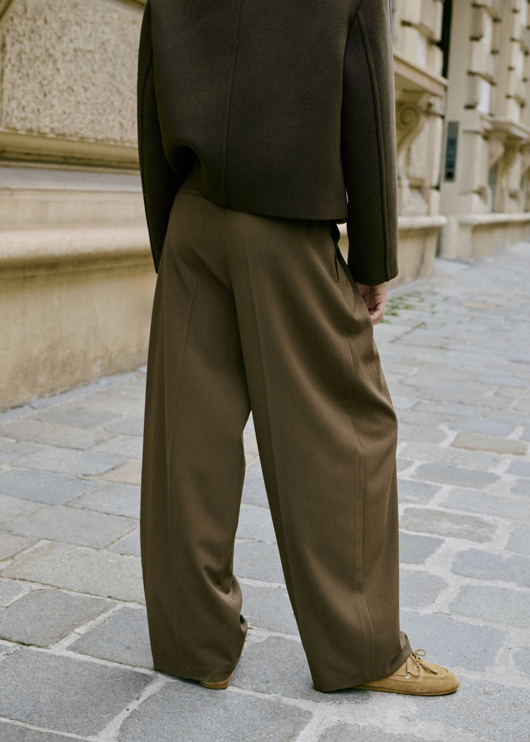 بنطلون واسع الساق بطيّات وخصر متوسط - الجهة الخلفية للمنتج