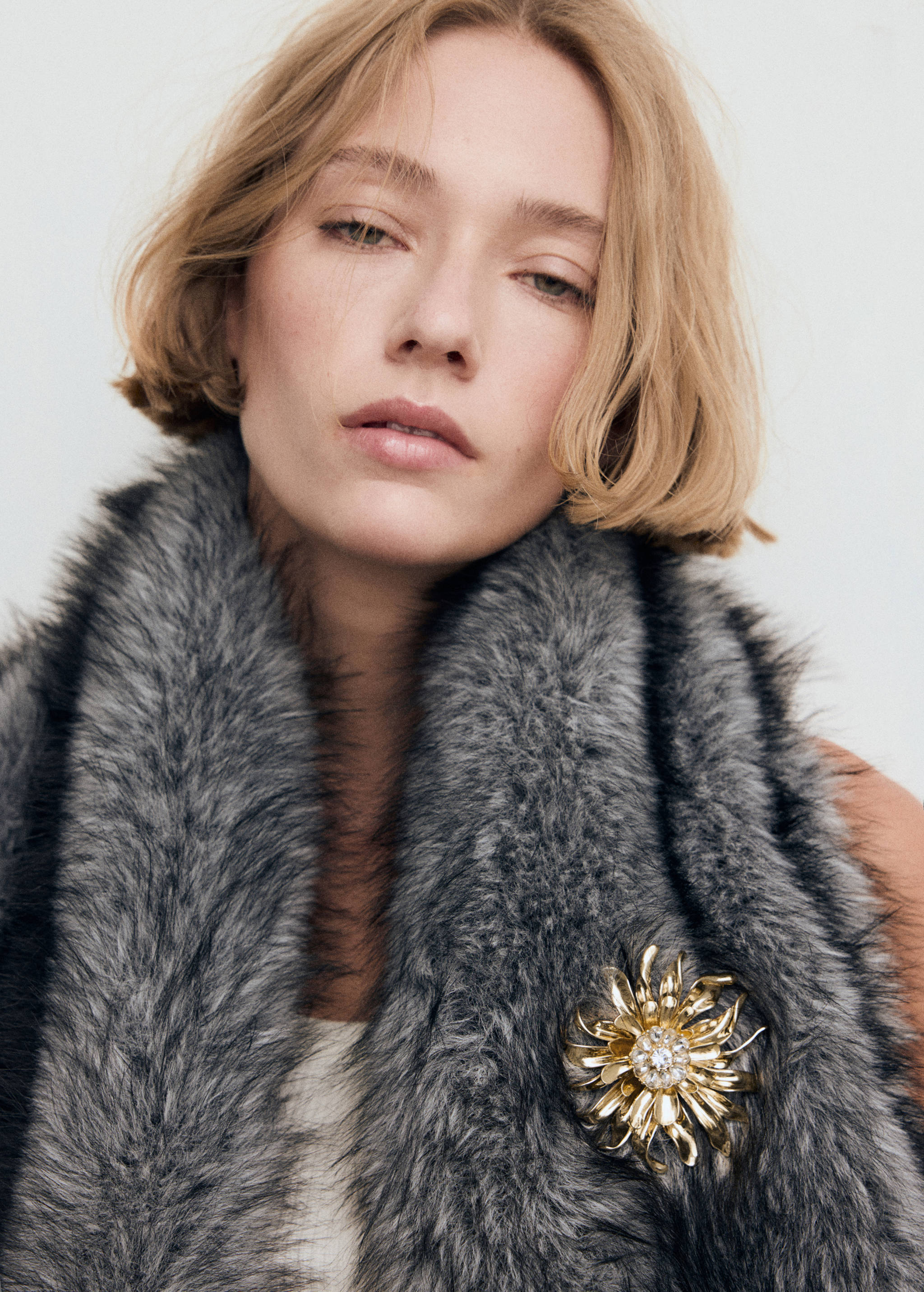 Broche metálico de flor - Plano geral