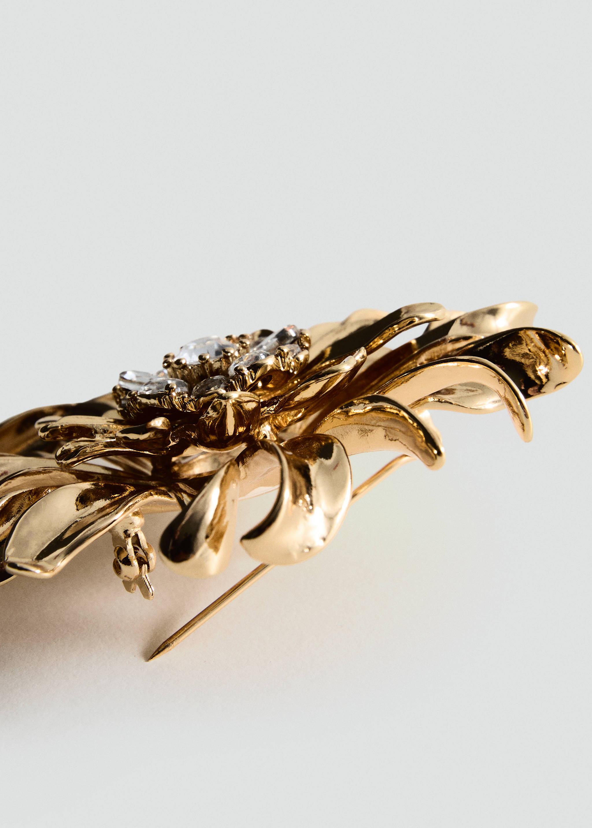 Broche metálico de flor - Plano médio
