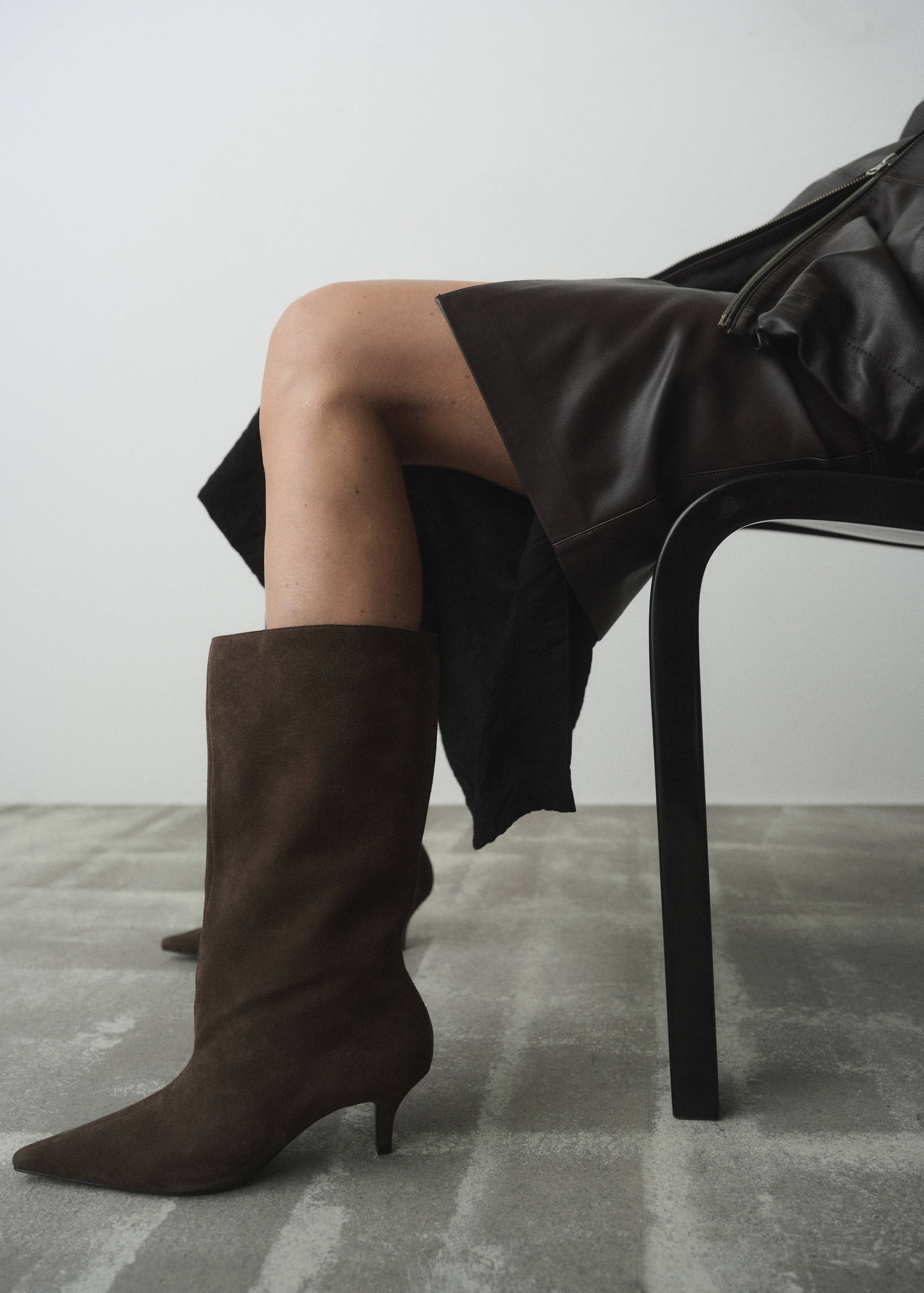 Suede kitten-heel boots - Details of the article 7