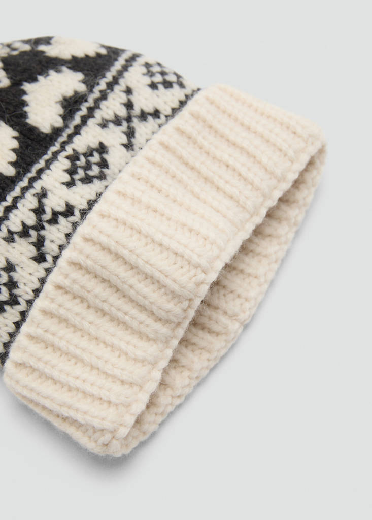 Knitted bobble hat — Ecru
