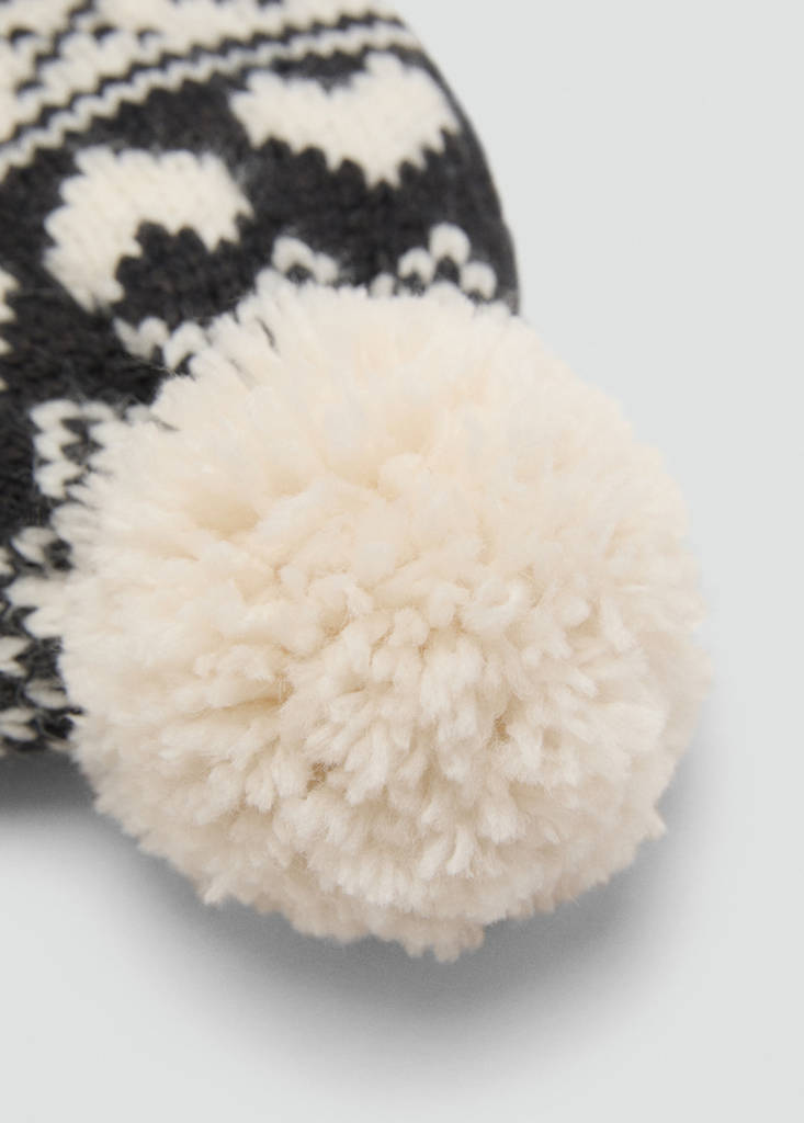 Knitted bobble hat — Ecru