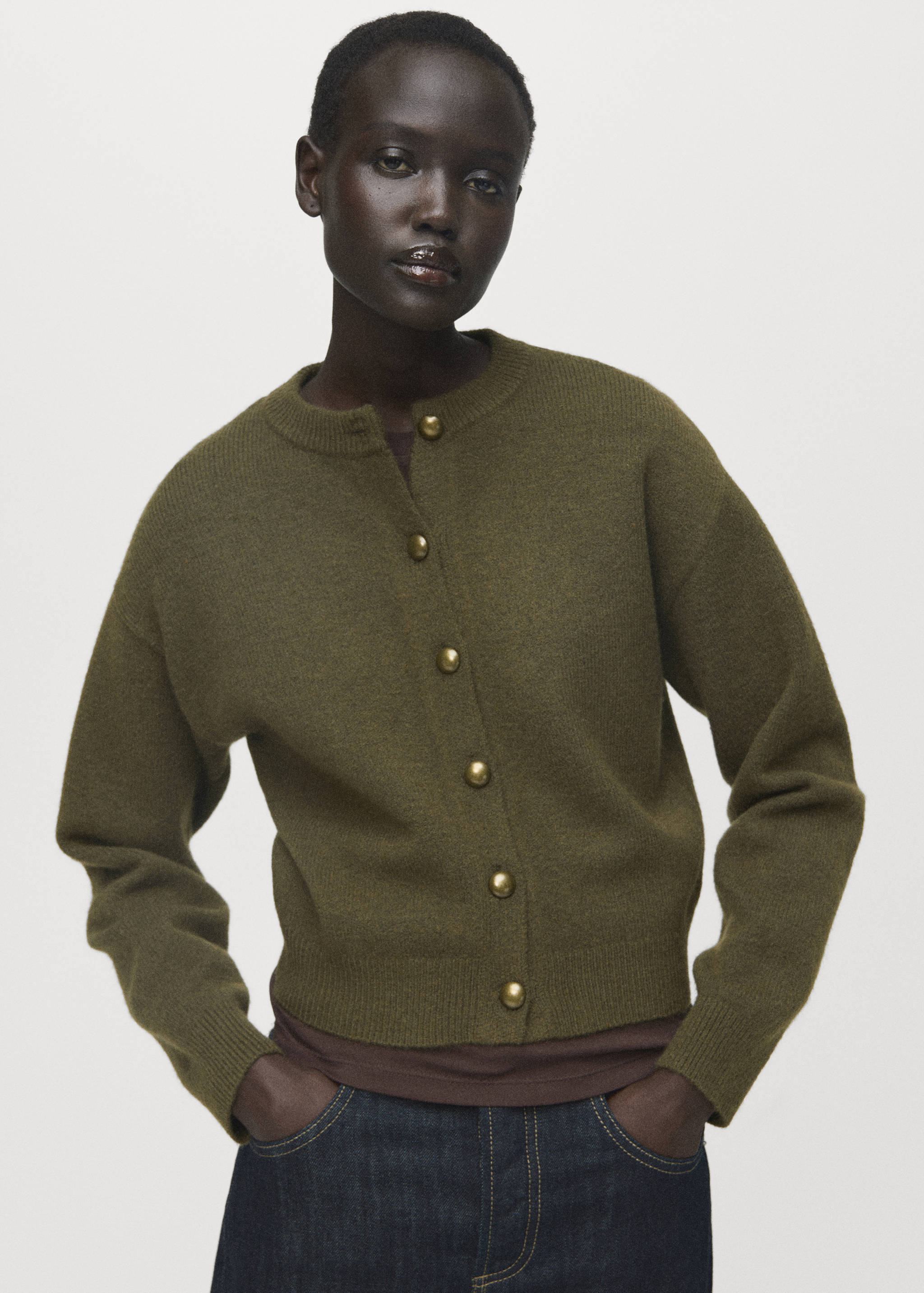 Ζακέτα με χοντρή πλέξη και κουμπιά - Μεσαίο πλάνο