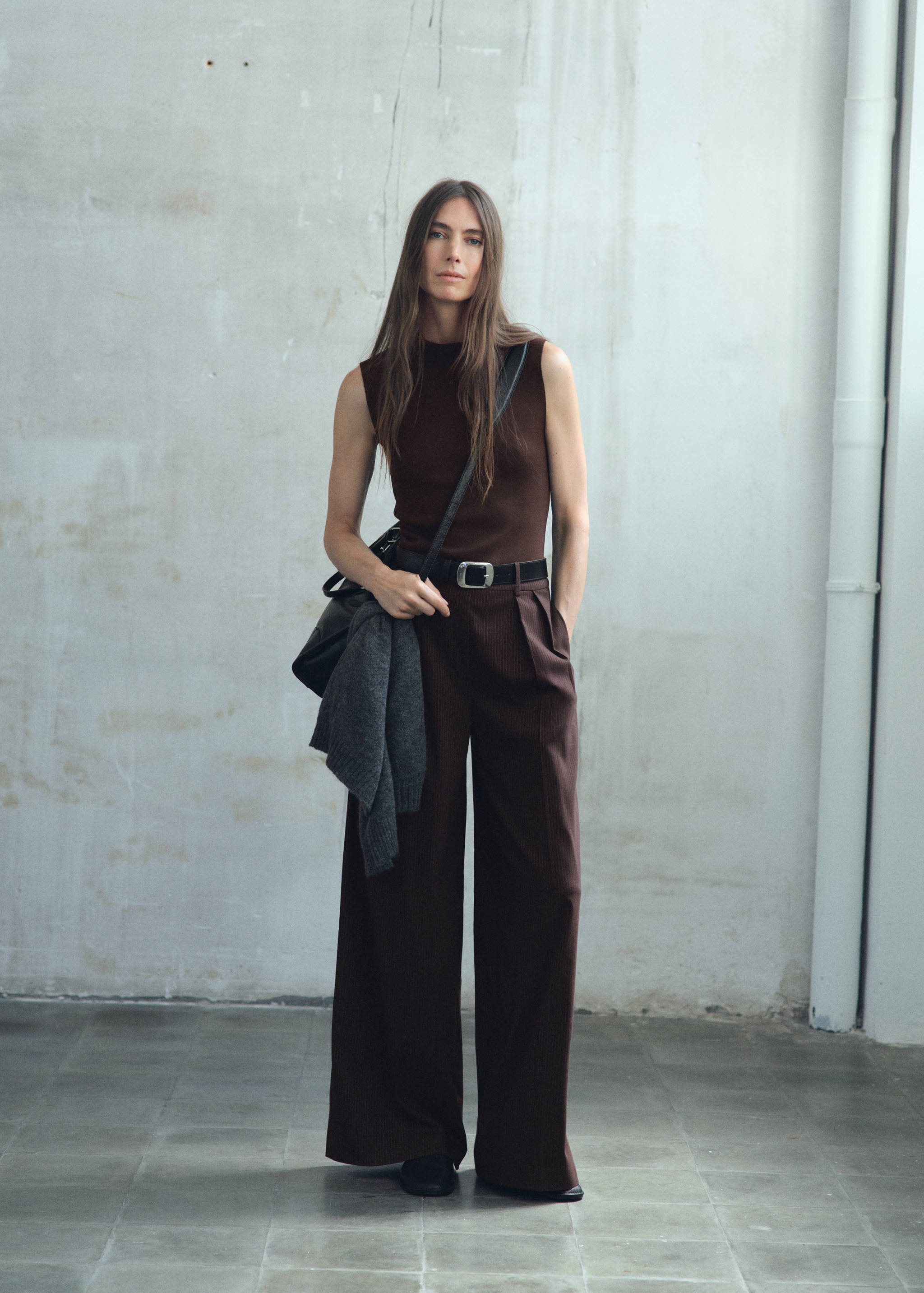 Macacão de risca diplomática combinado - Plano geral