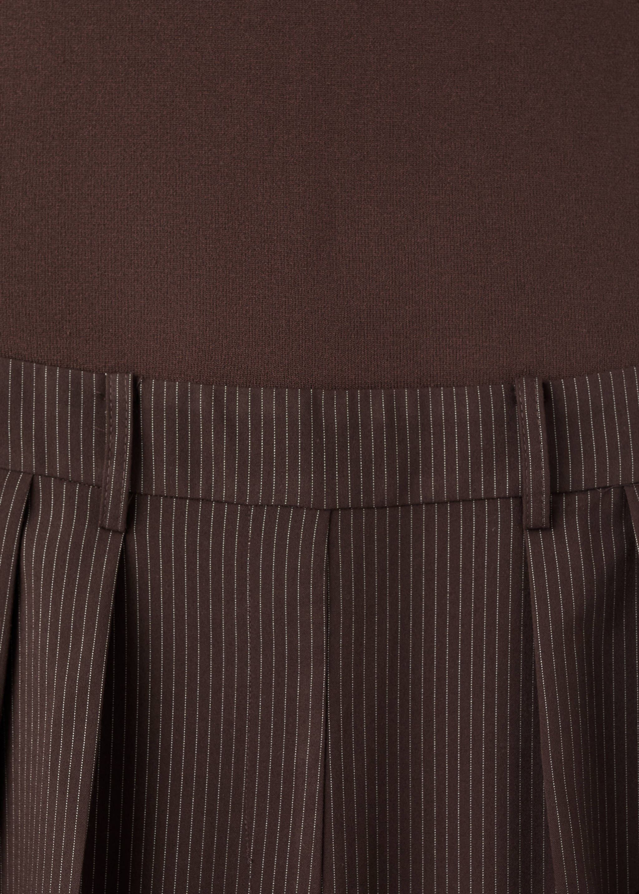 Macacão de risca diplomática combinado - Pormenor do artigo 8