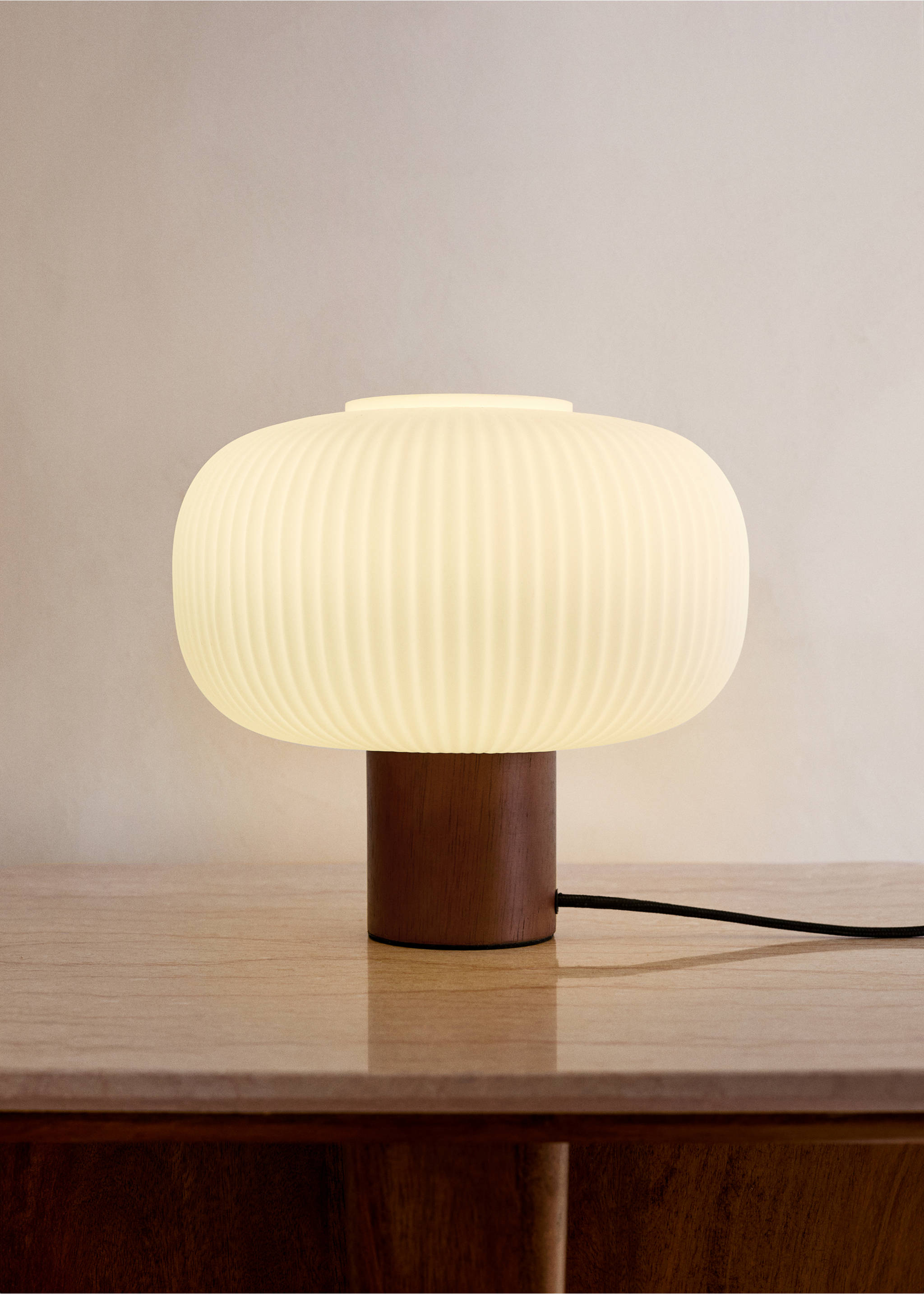 Tischlampe aus Holz und Glas - Allgemeine Ansicht, Braun. Ref: 17096722-00.