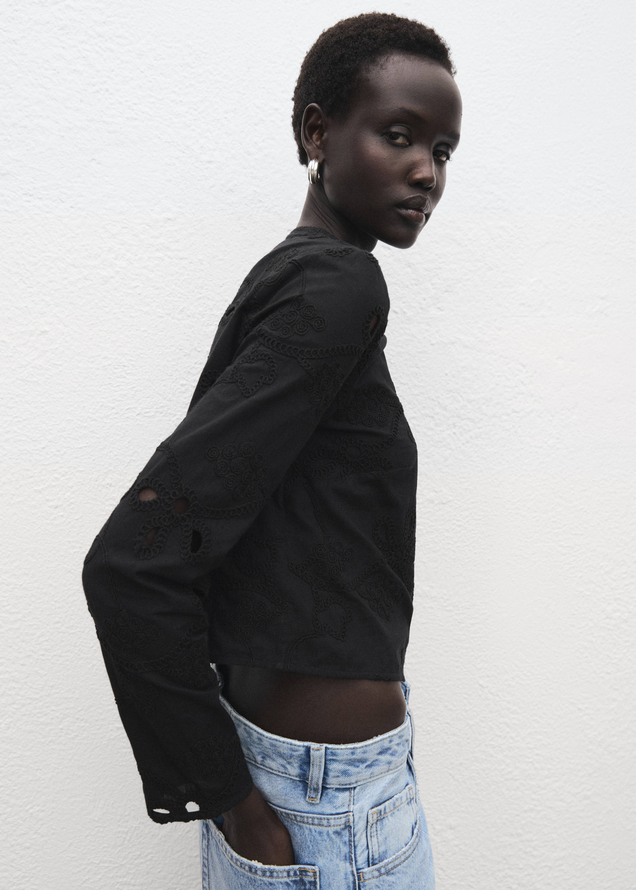 Embroidered blouse with buttons - Details of the article 2