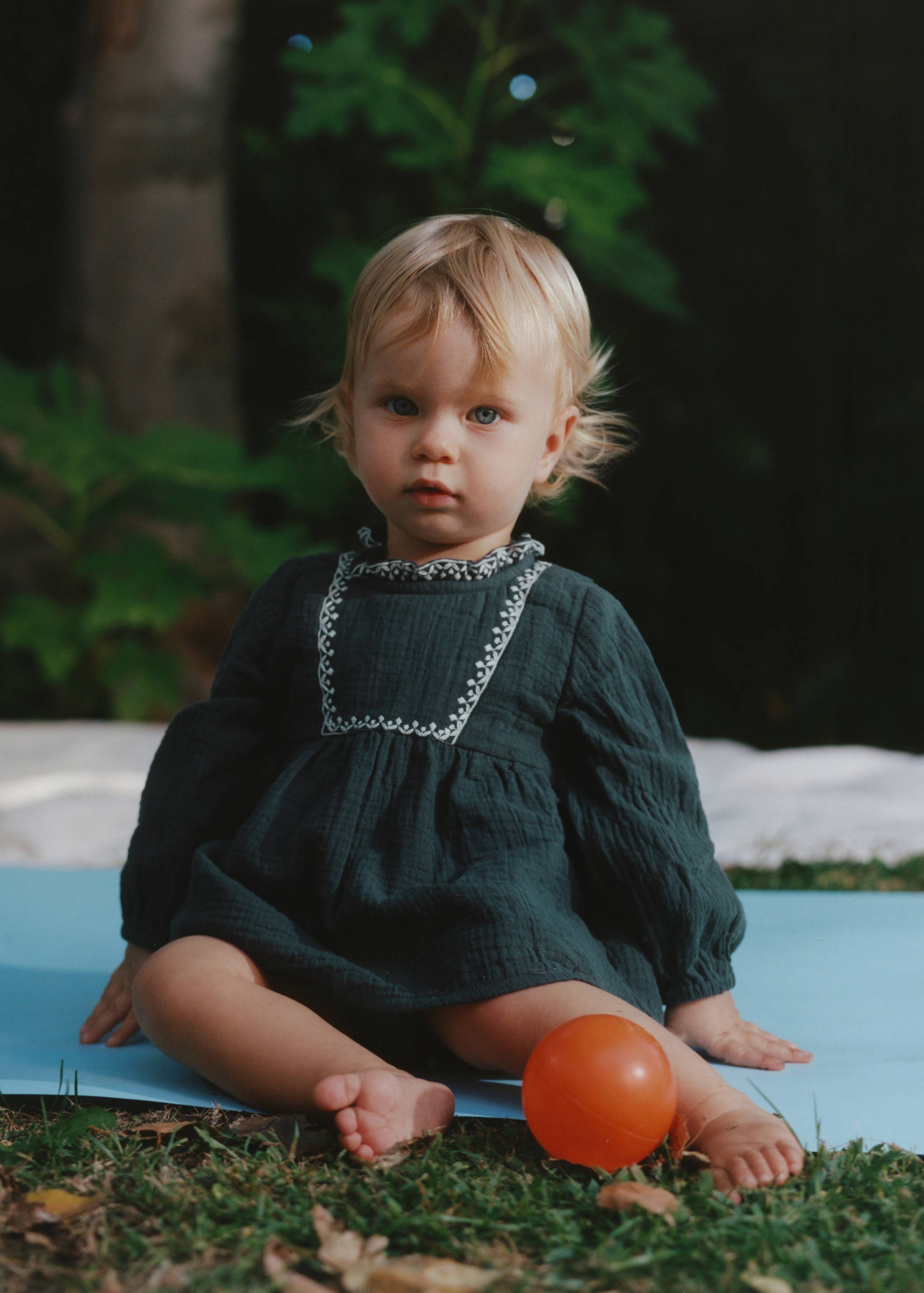 Dress and frog with embroidered details - Details of the article 5