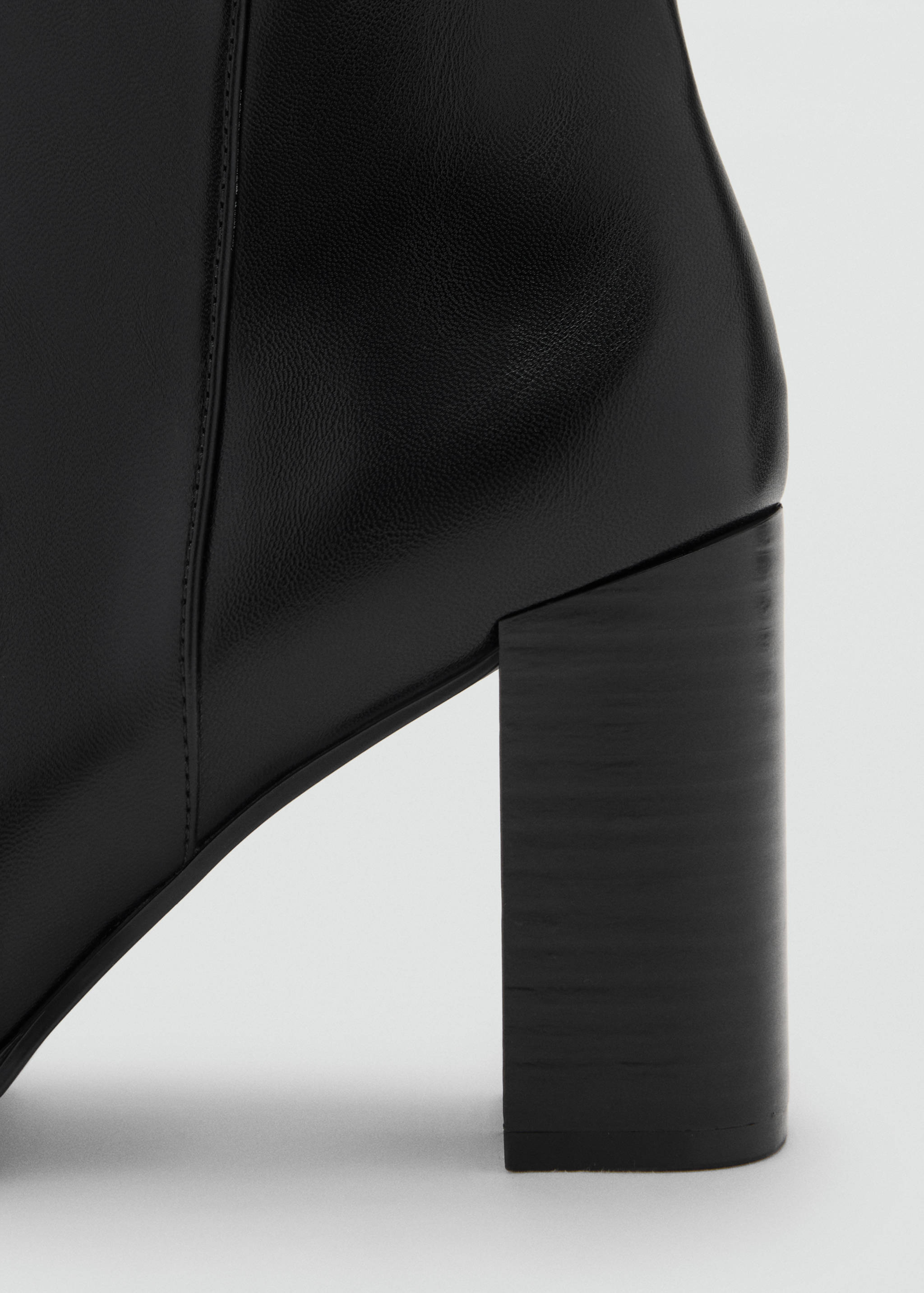 Ankle boots with block heel - Details of the article 1