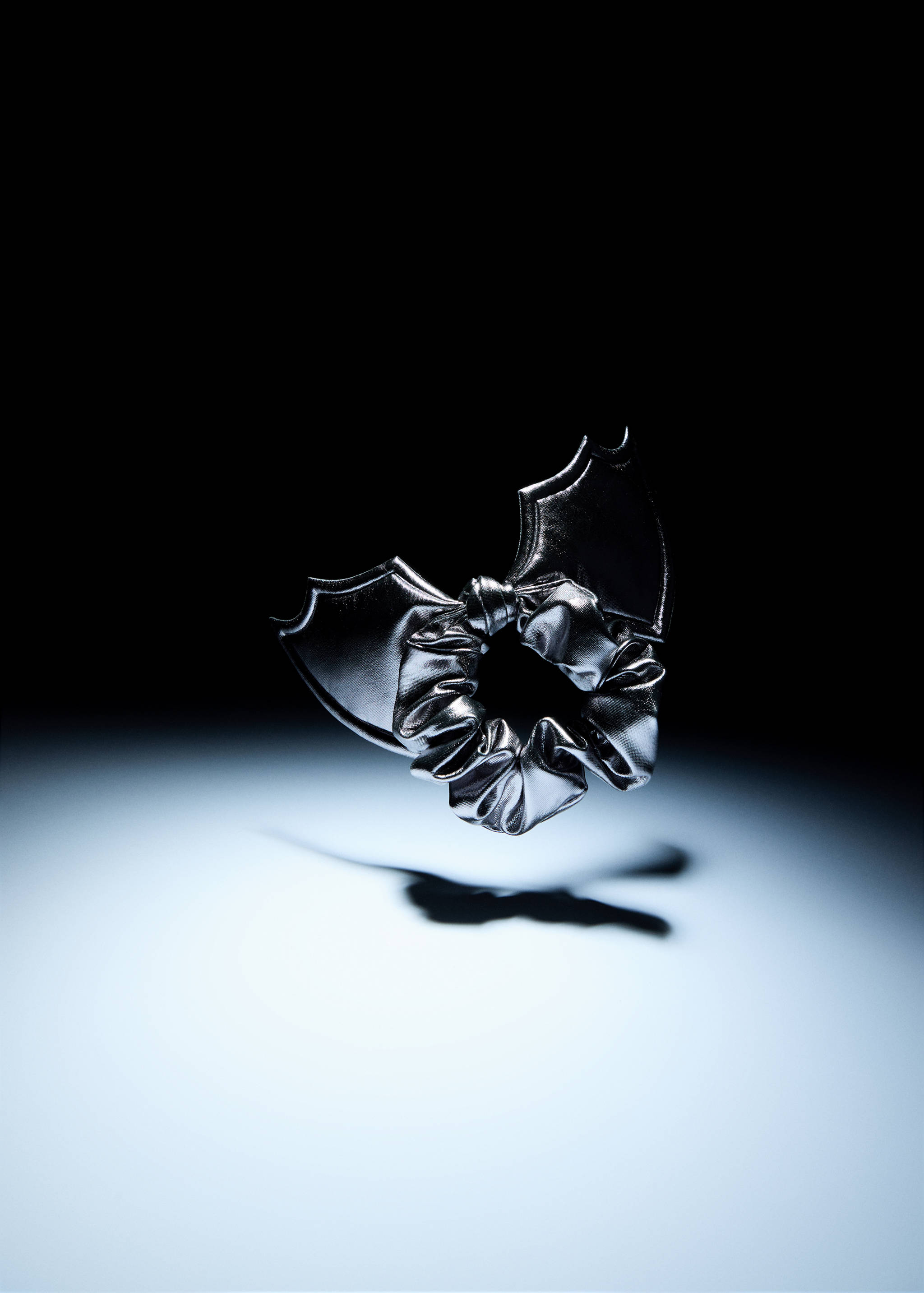 Metallic bat hair tie - Details of the article 5