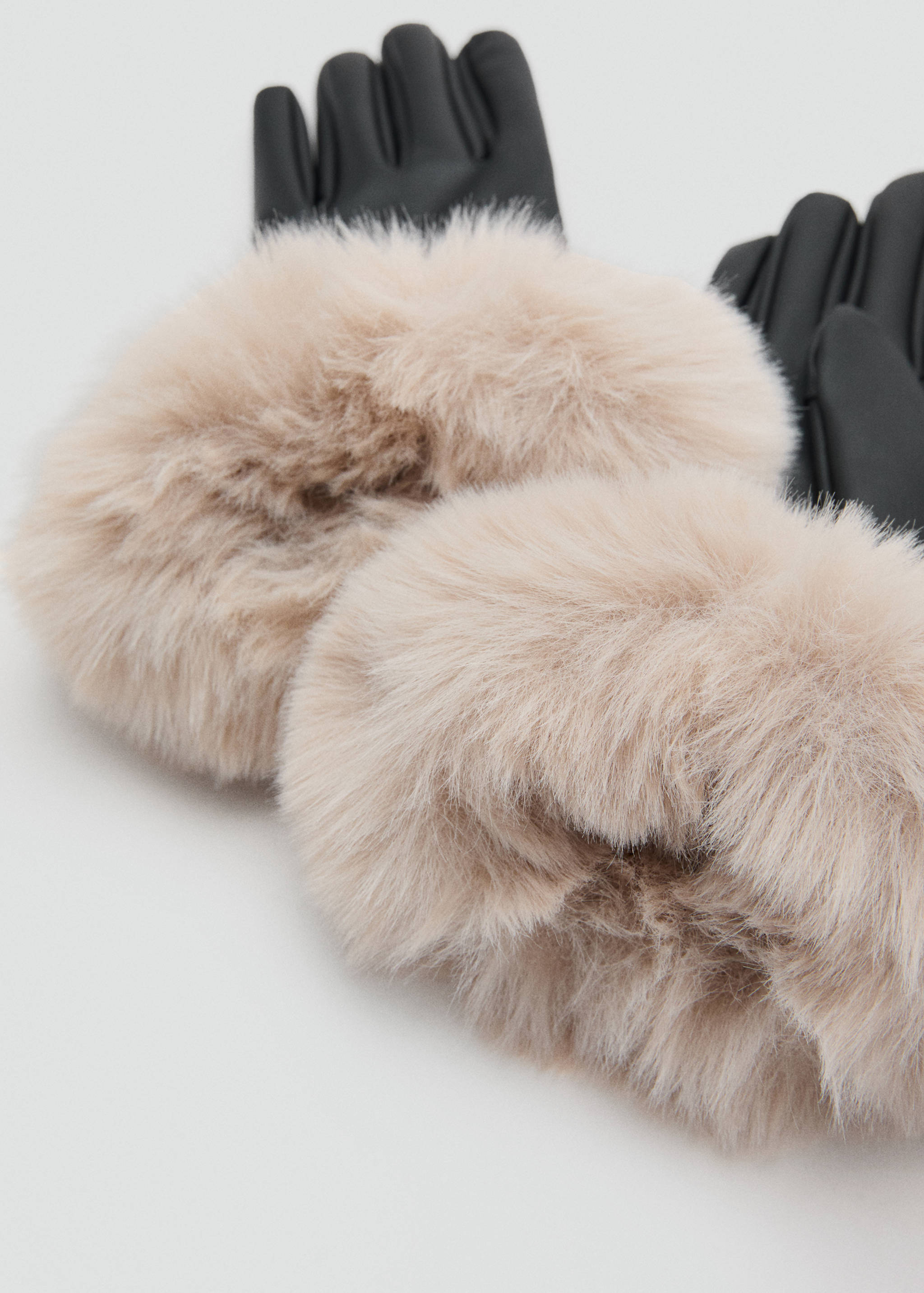 Комбинированные перчатки с мехом - Средний план