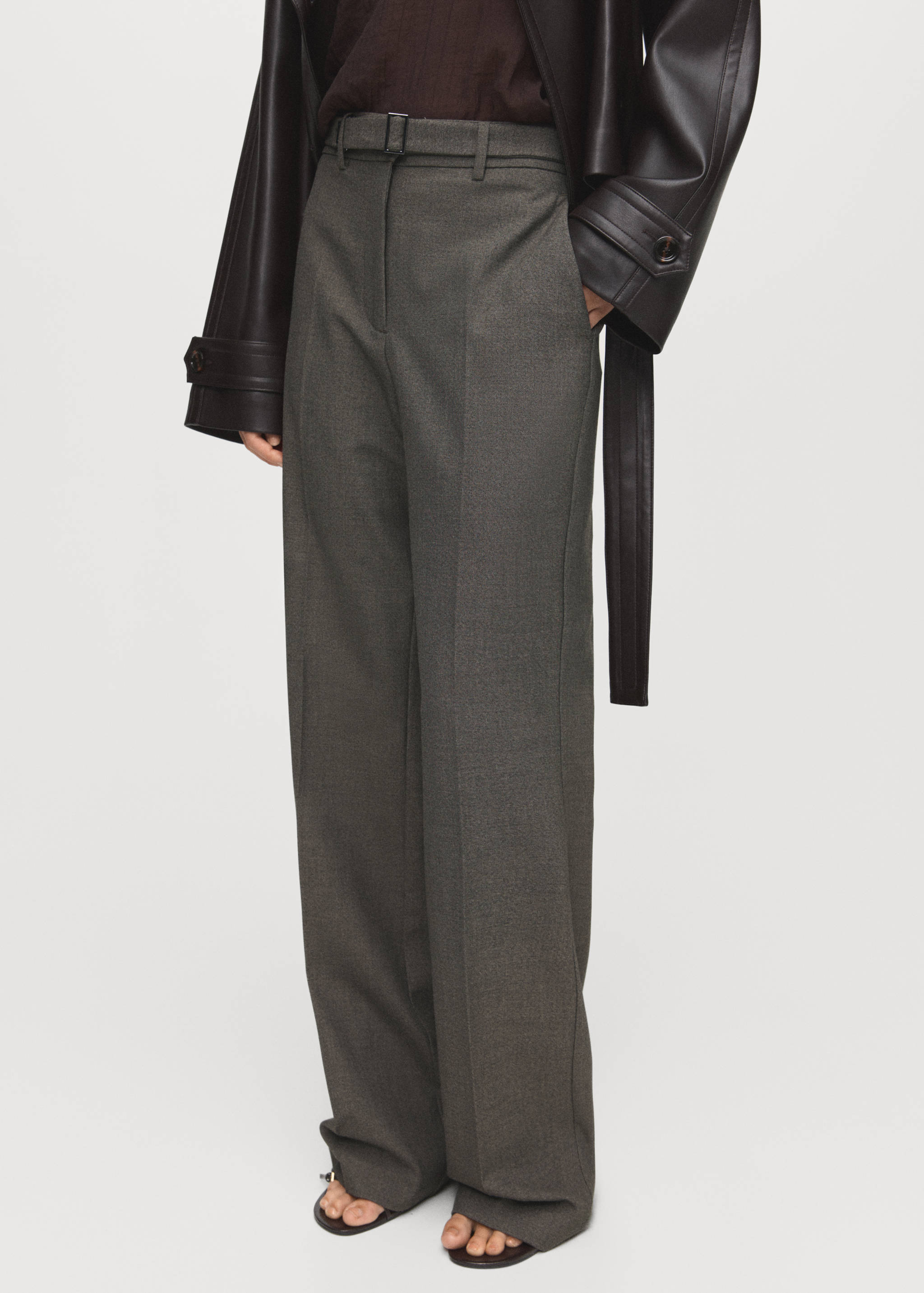 Pantalon droit avec ceinture - Plan moyen