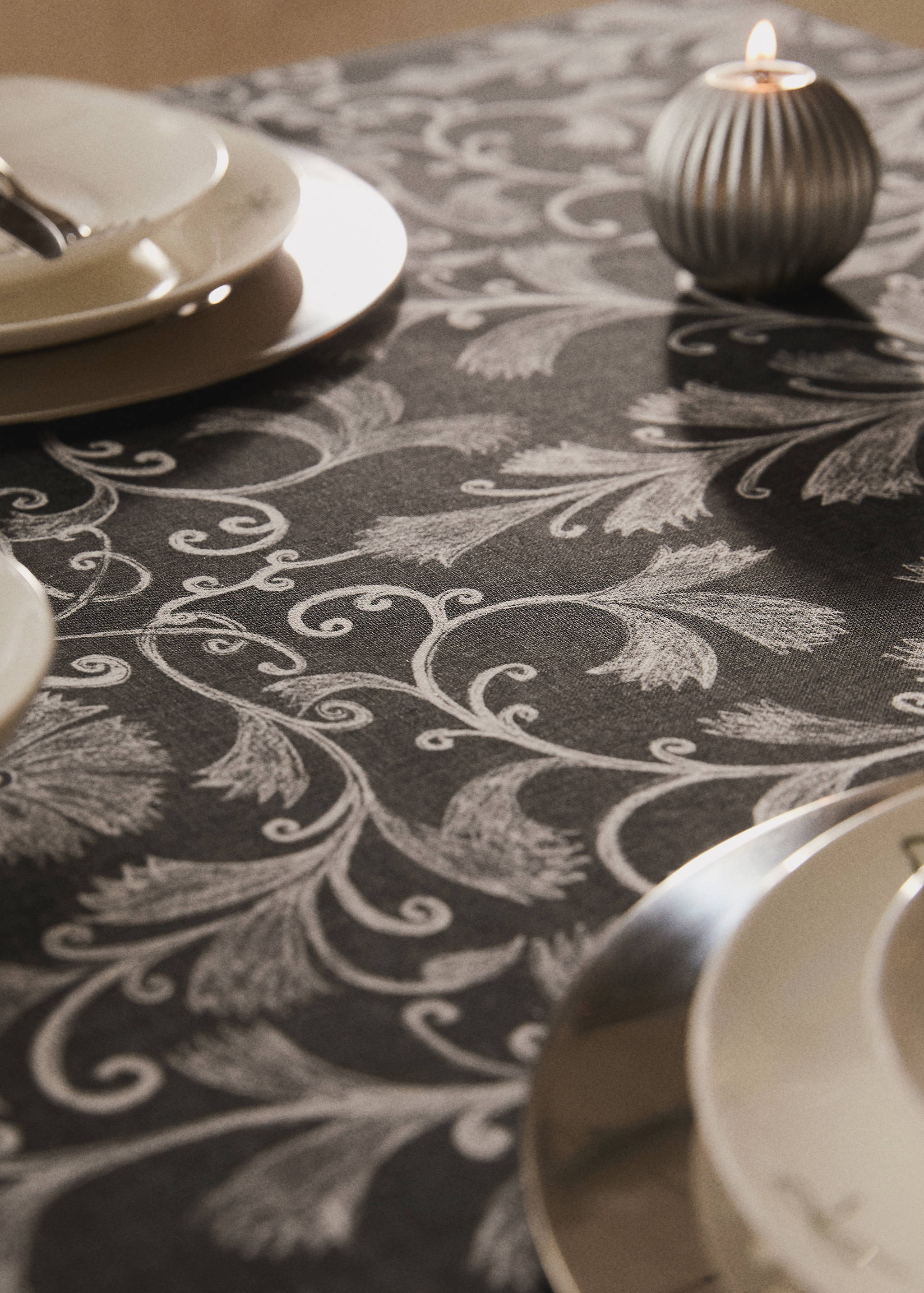 Printed linen cotton tablecloth with details for 6 to 8 diners - Details of the article 7