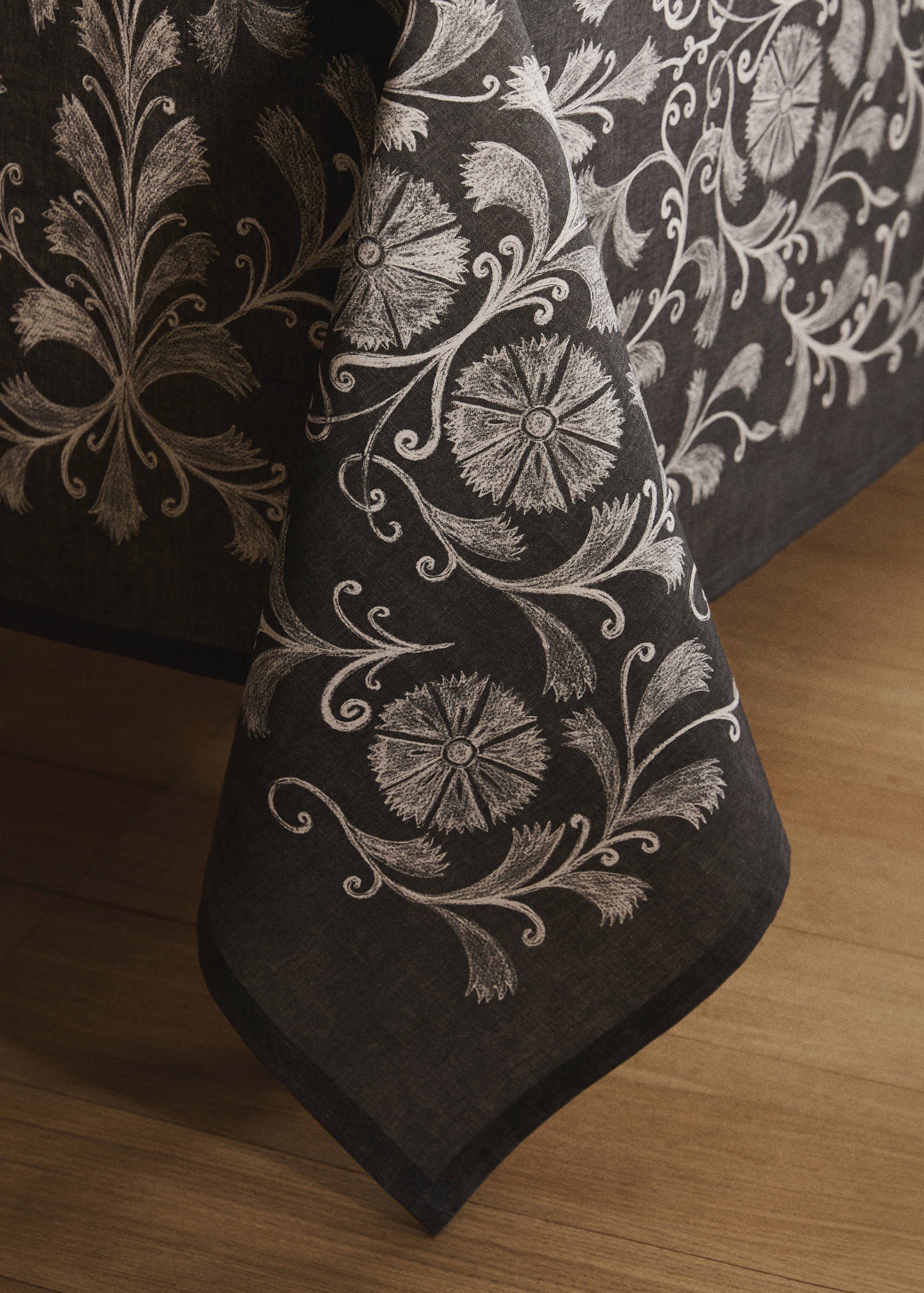Printed linen cotton tablecloth with details for 6 to 8 diners - Details of the article 8