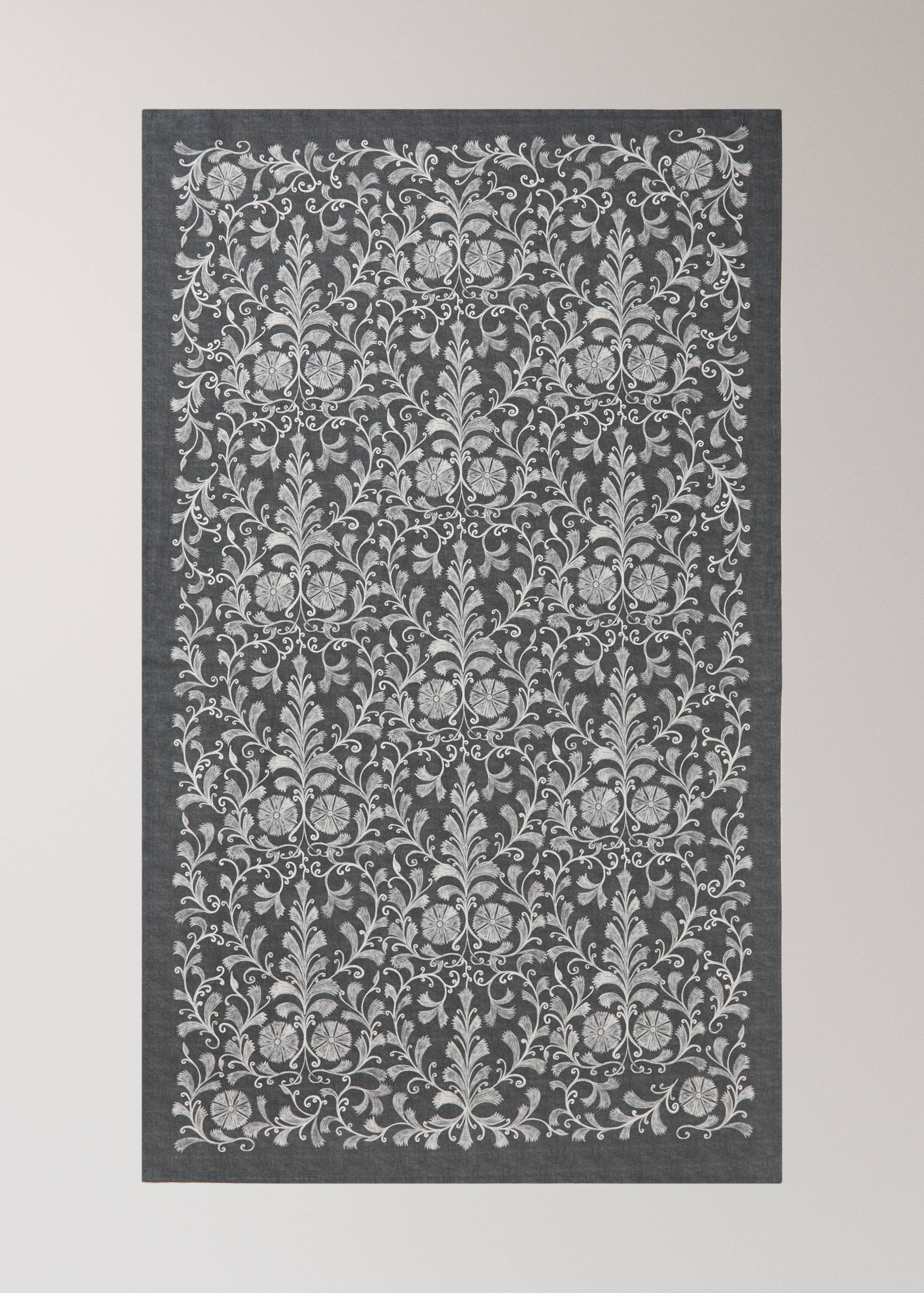 Printed linen cotton tablecloth with details for 6 to 8 diners - Details of the article 1