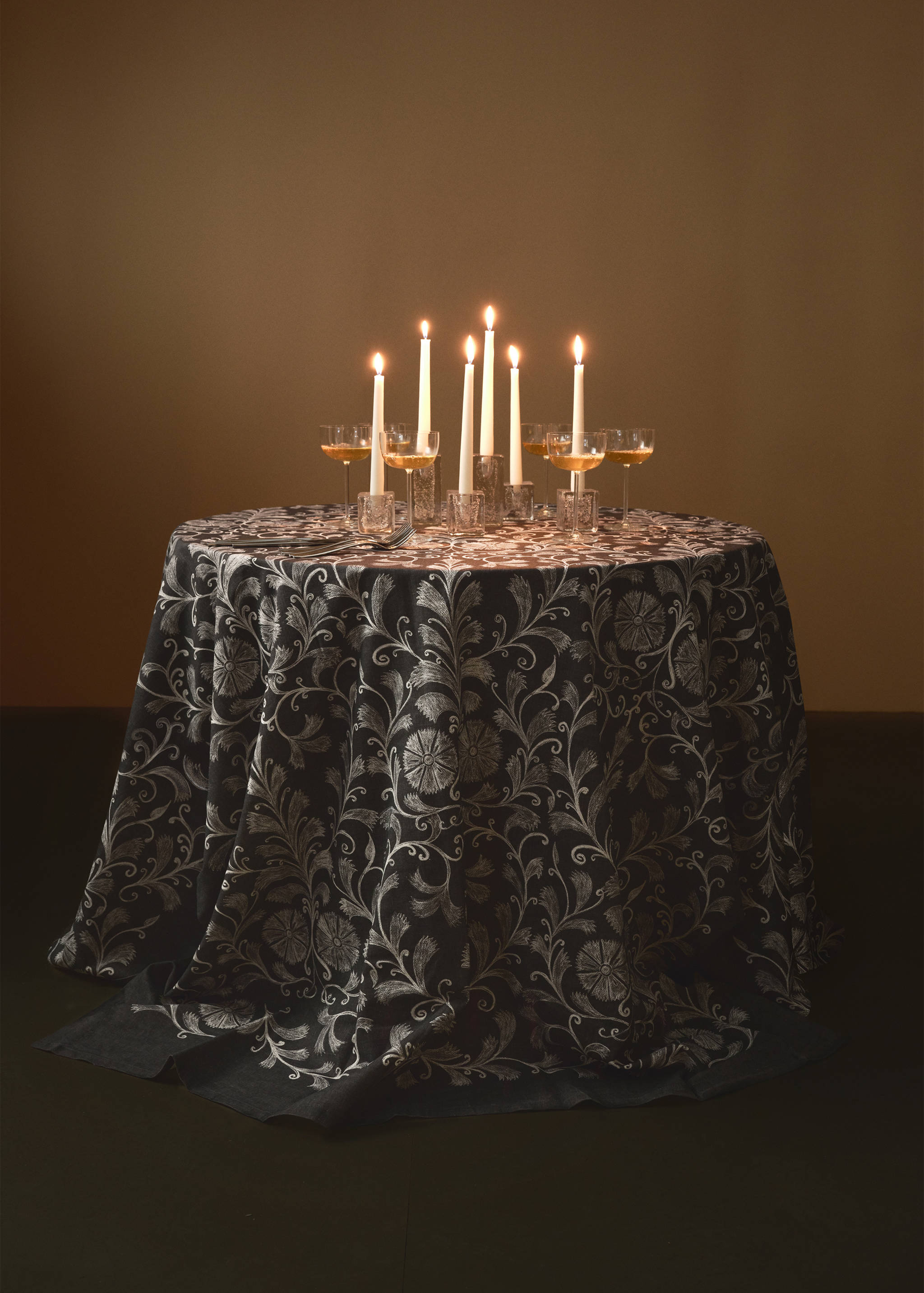 Printed linen cotton tablecloth with details for 6 to 8 diners - Details of the article 6