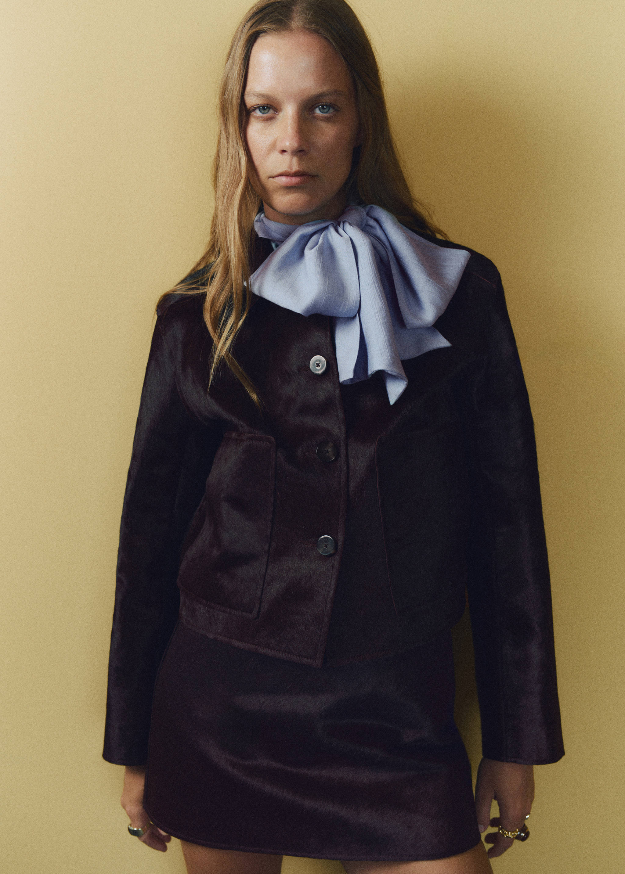 Minijupe en cuir et fausse fourrure - Plan moyen