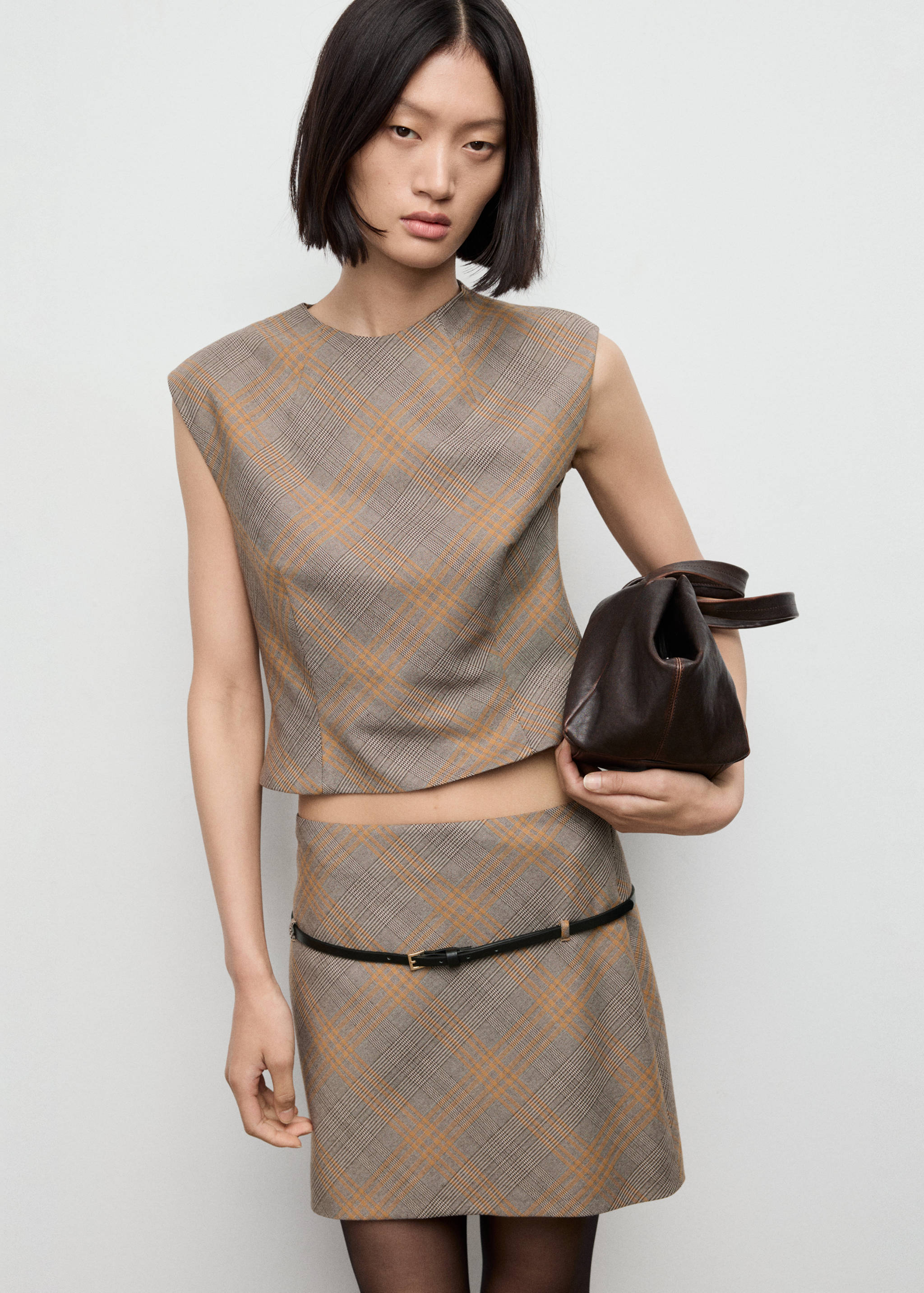 Καρό φούστα με ζώνη - Μεσαίο πλάνο