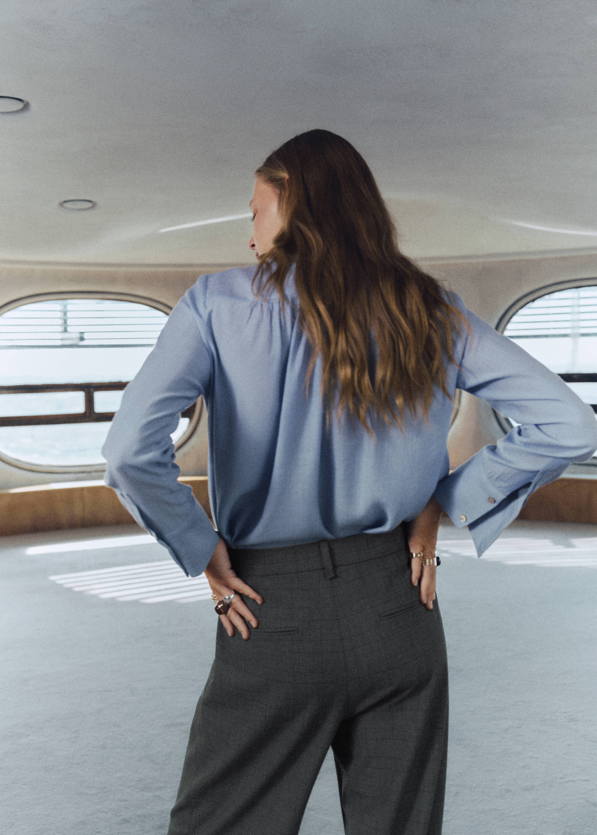 Pantalón traje cuadros pinzas - Plano medio