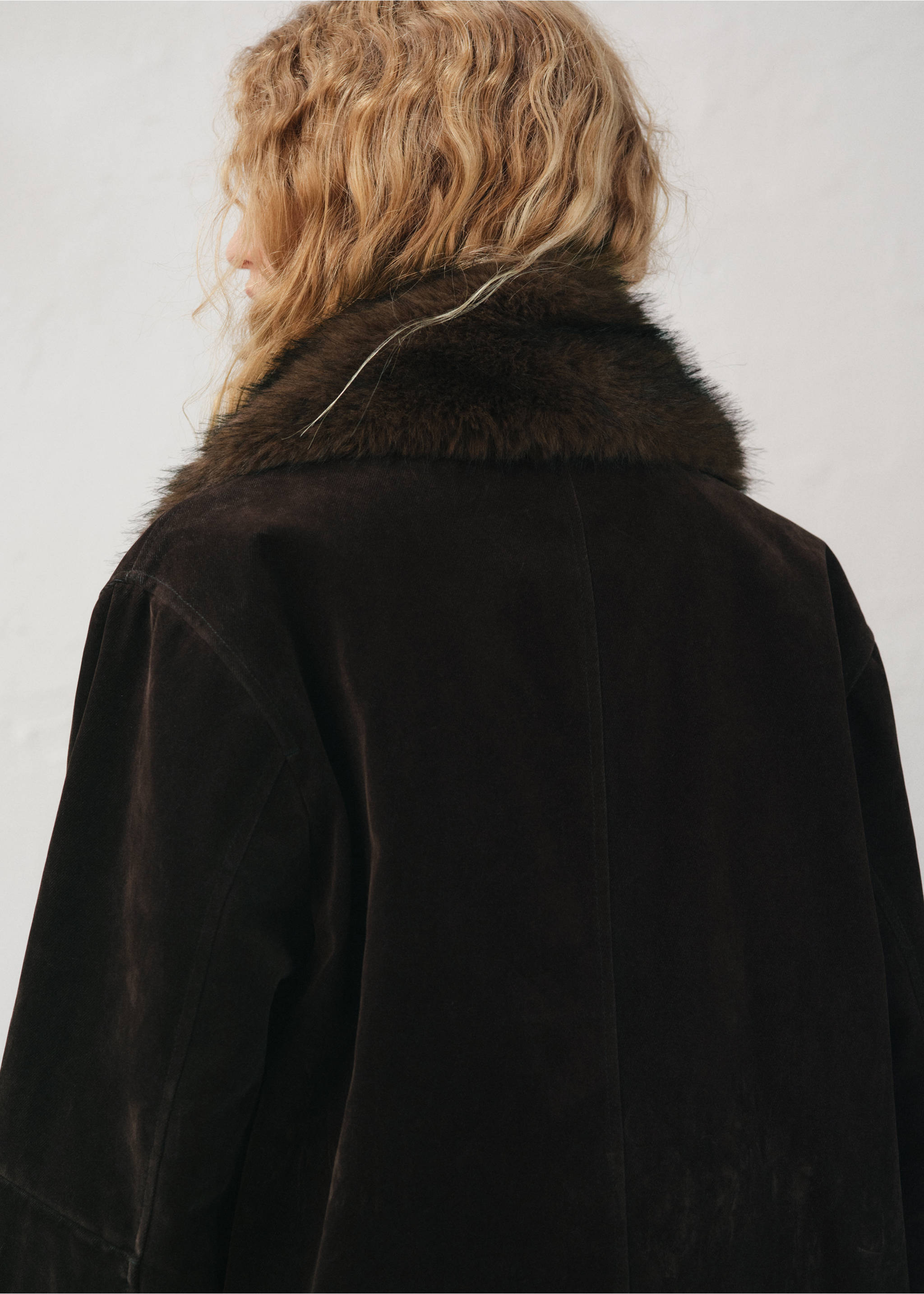 Velvet finish parka with faux-fur collar - Reverse of the article, Chocolate. Ref: 17097804-00.