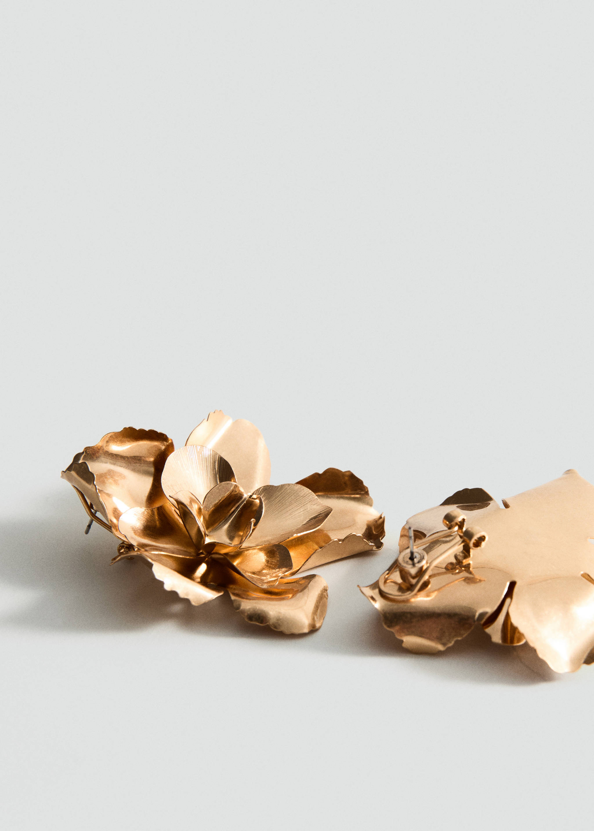 Boucles d'oreilles motif fleur - Plan moyen