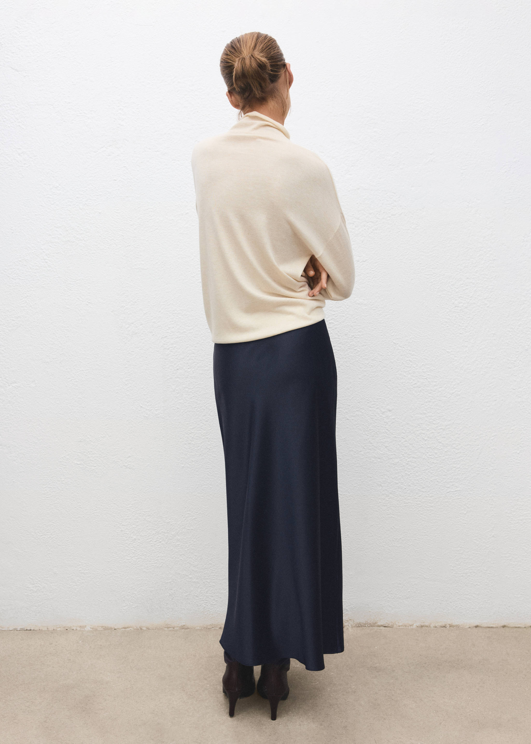 Satenska duga suknja - Stražnji dio artikla