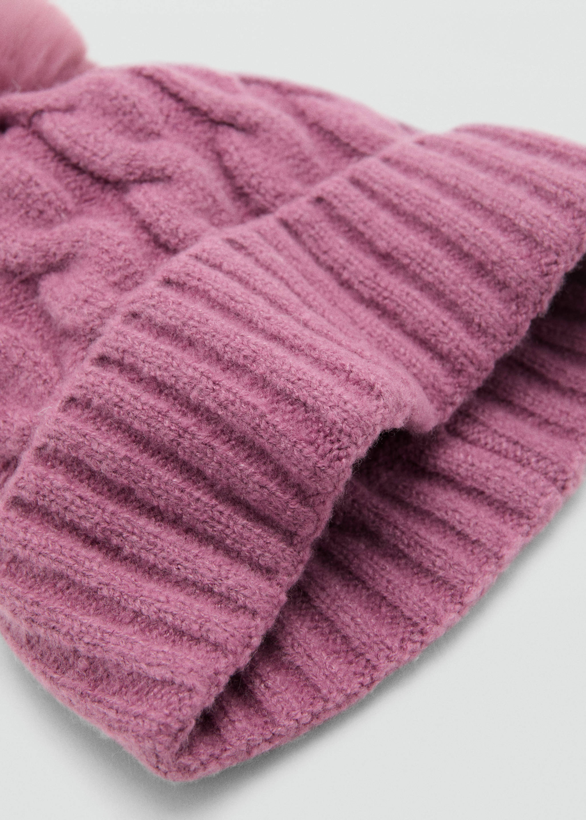 Шапка из трикотажа с кисточкой - Средний план