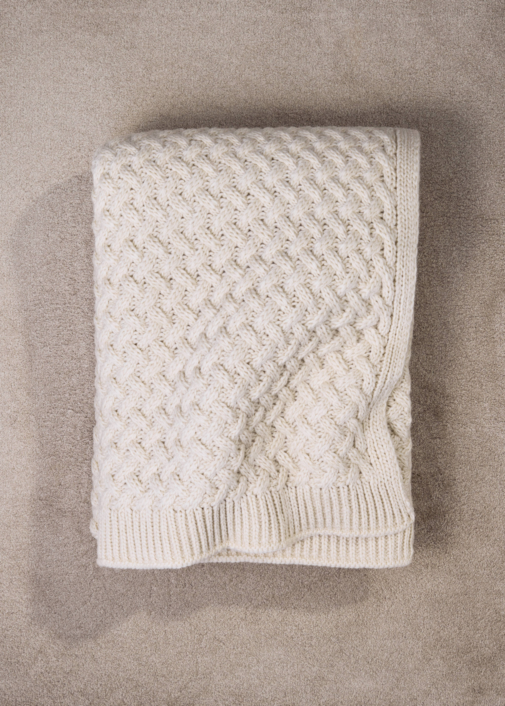 Gestrickte Decke mit Flechtmuster - Detail des Artikels 7