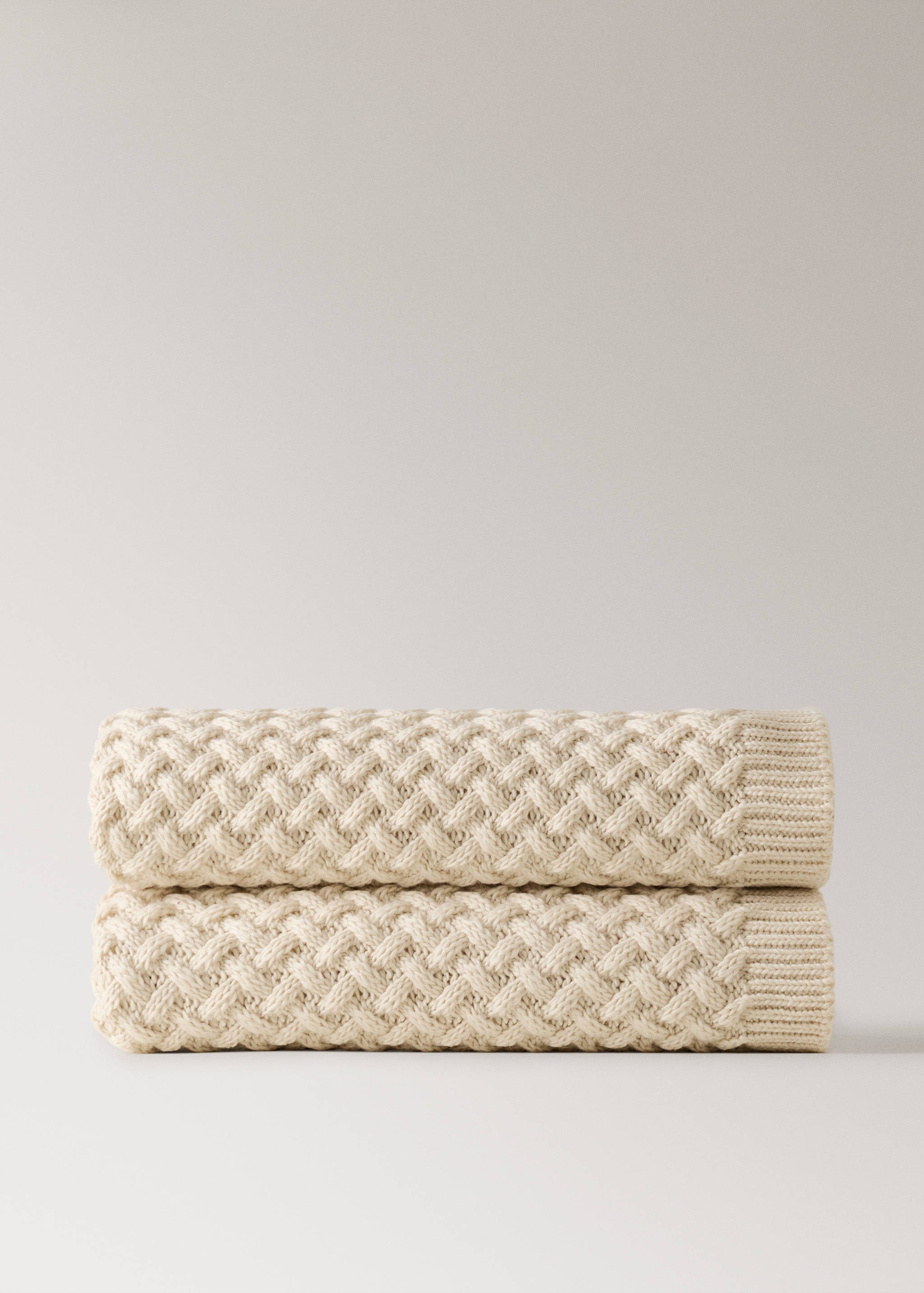 Gestrickte Decke mit Flechtmuster - Artikel ohne Model