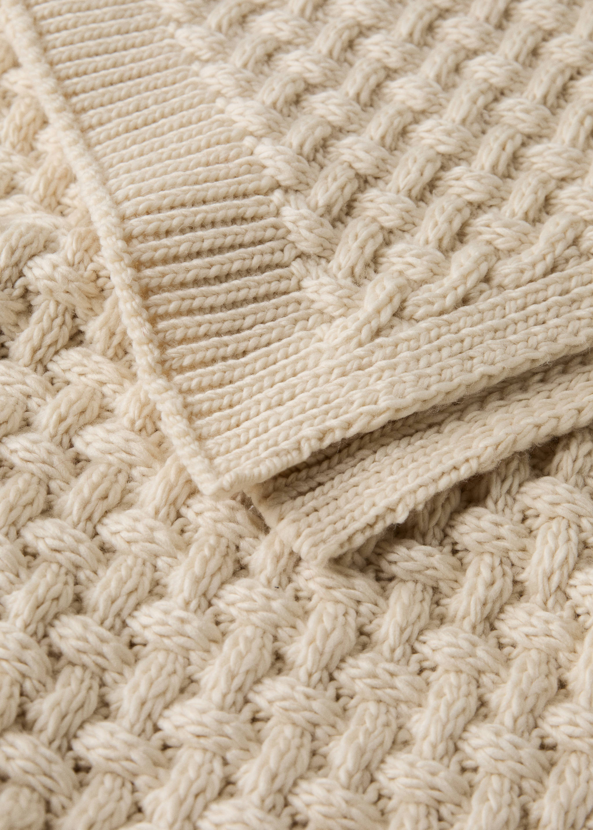Gestrickte Decke mit Flechtmuster - Detail des Artikels 1
