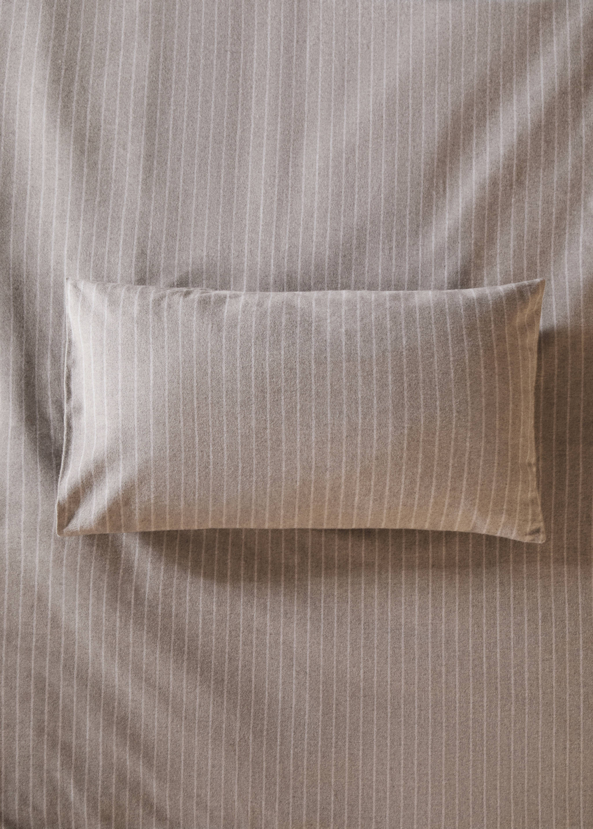 Reversible striped flannel cotton pillowcase for cot - General plane