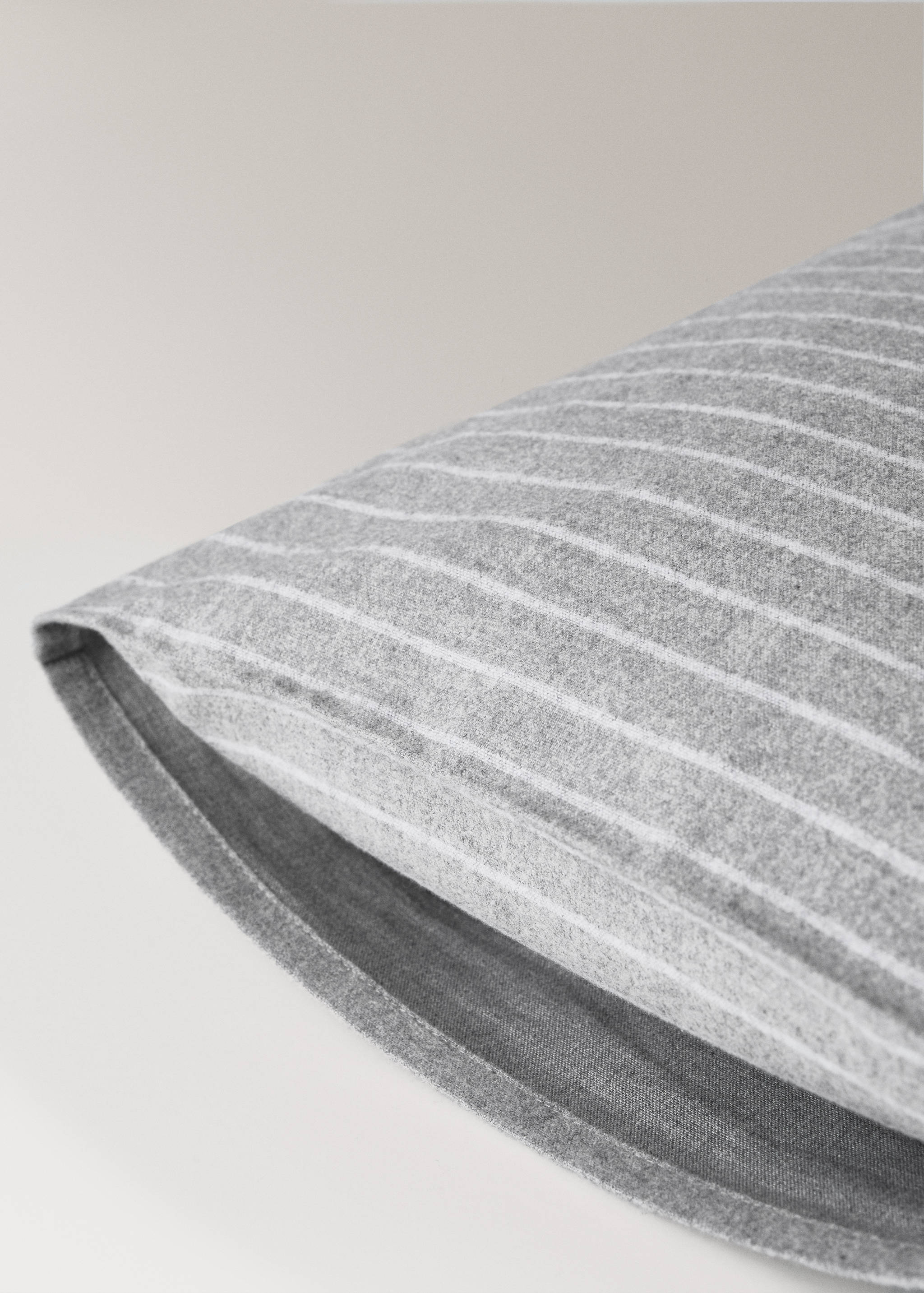 Reversible striped flannel cotton pillowcase for cot - Details of the article 2