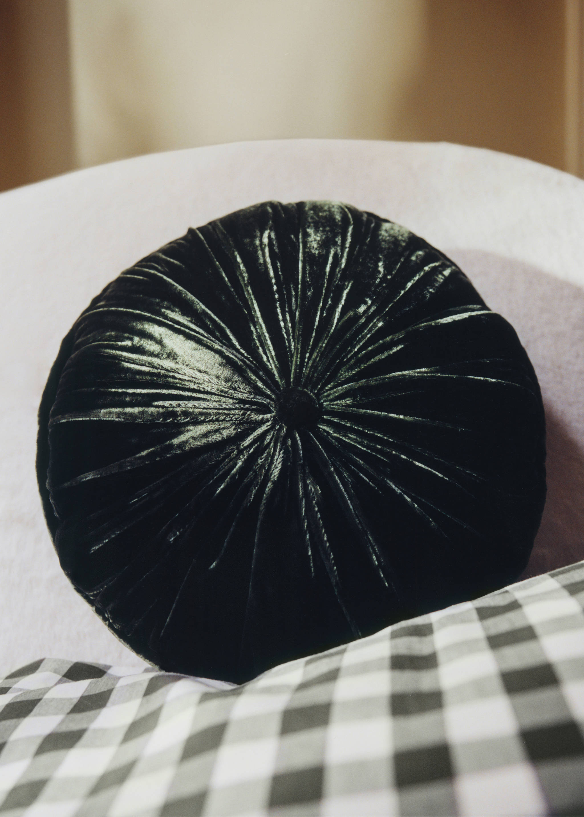 Round velvet silk cushion - Details of the article 6