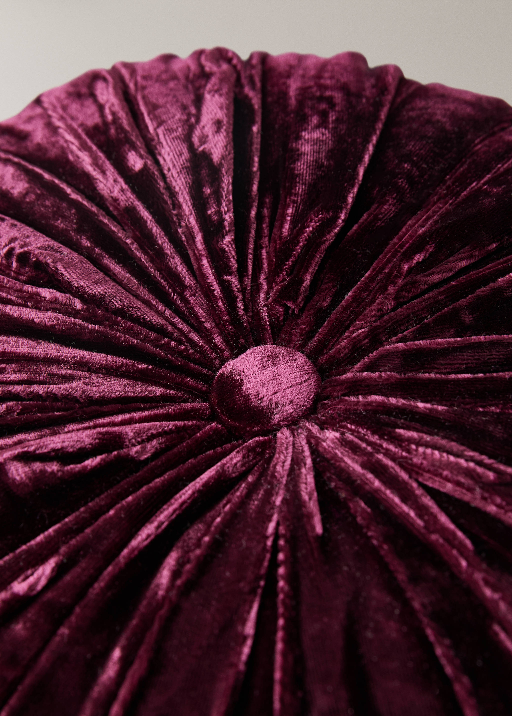Round velvet silk cushion - Details of the article 2