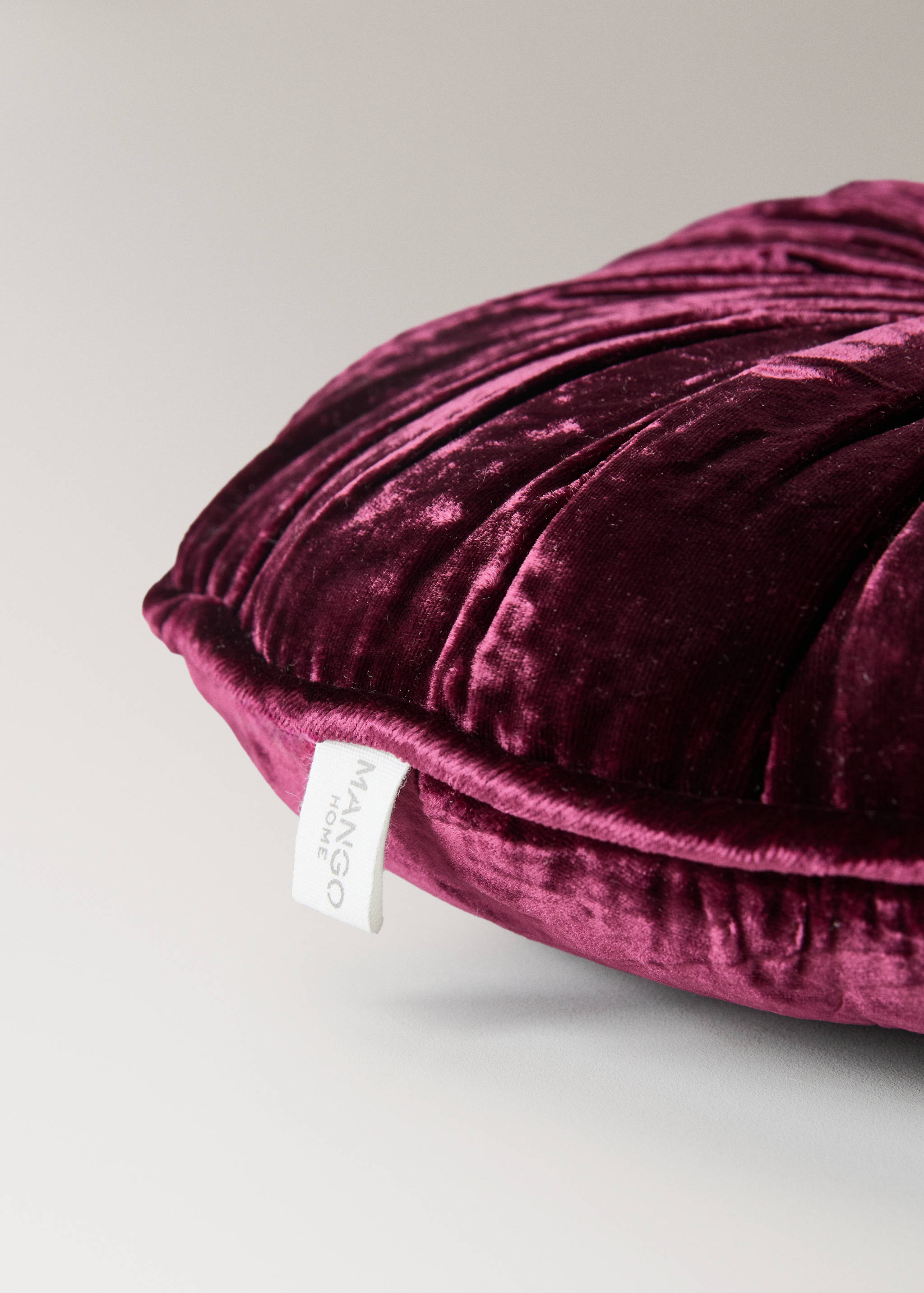 Round velvet silk cushion - Details of the article 3