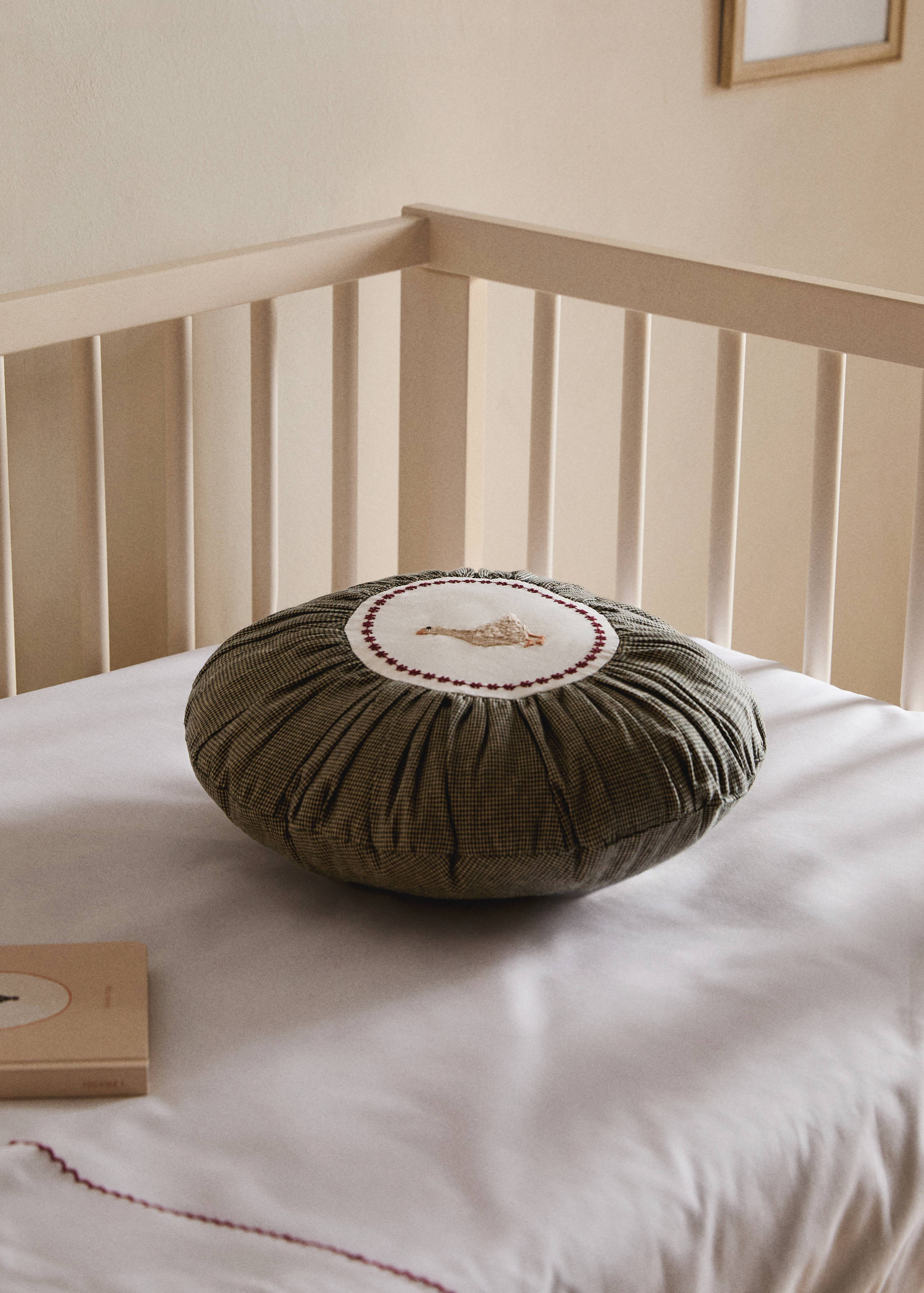 Round children's cushion, cotton, embroidered detail - General plane