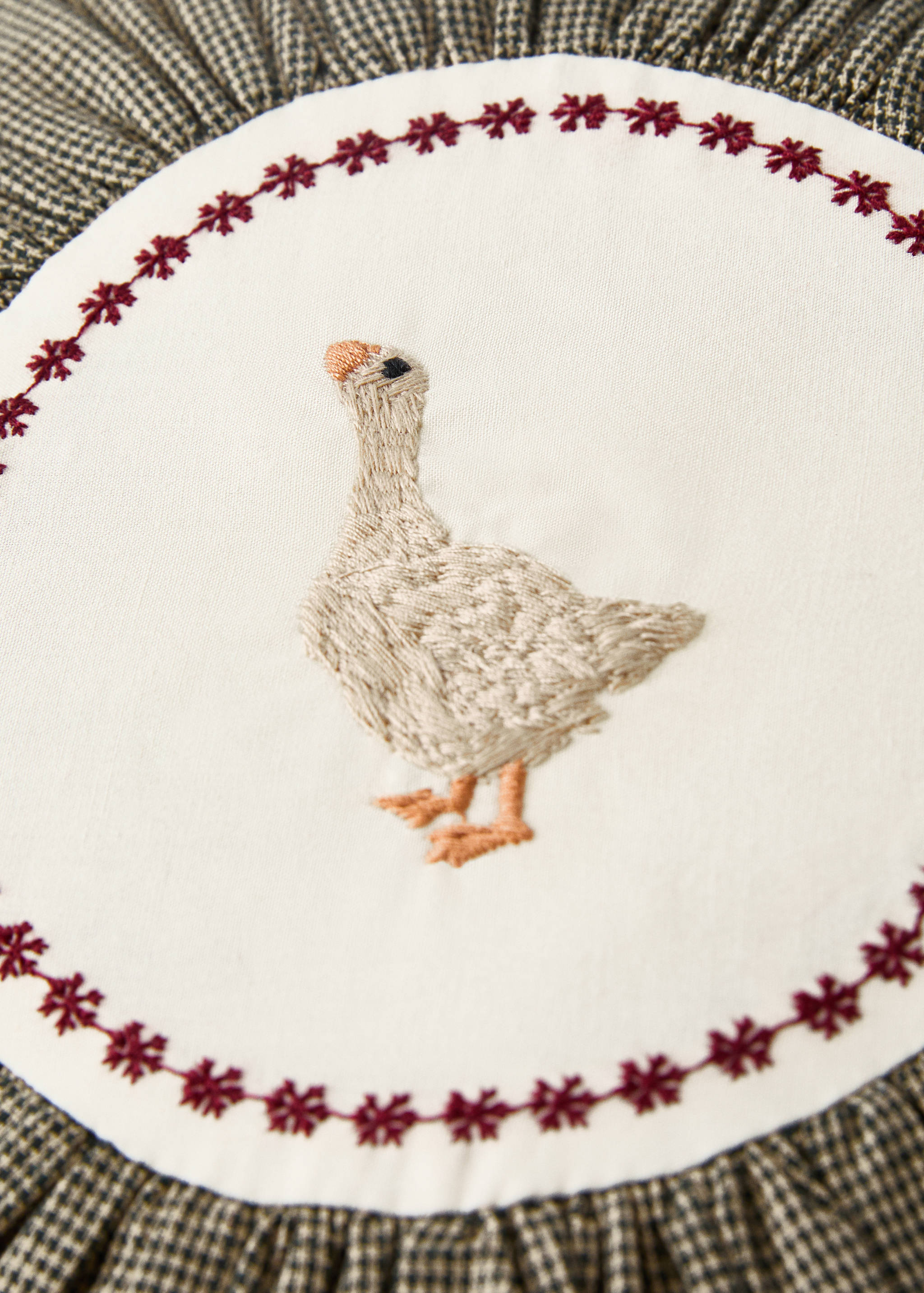 Round children's cushion, cotton, embroidered detail - Details of the article 1