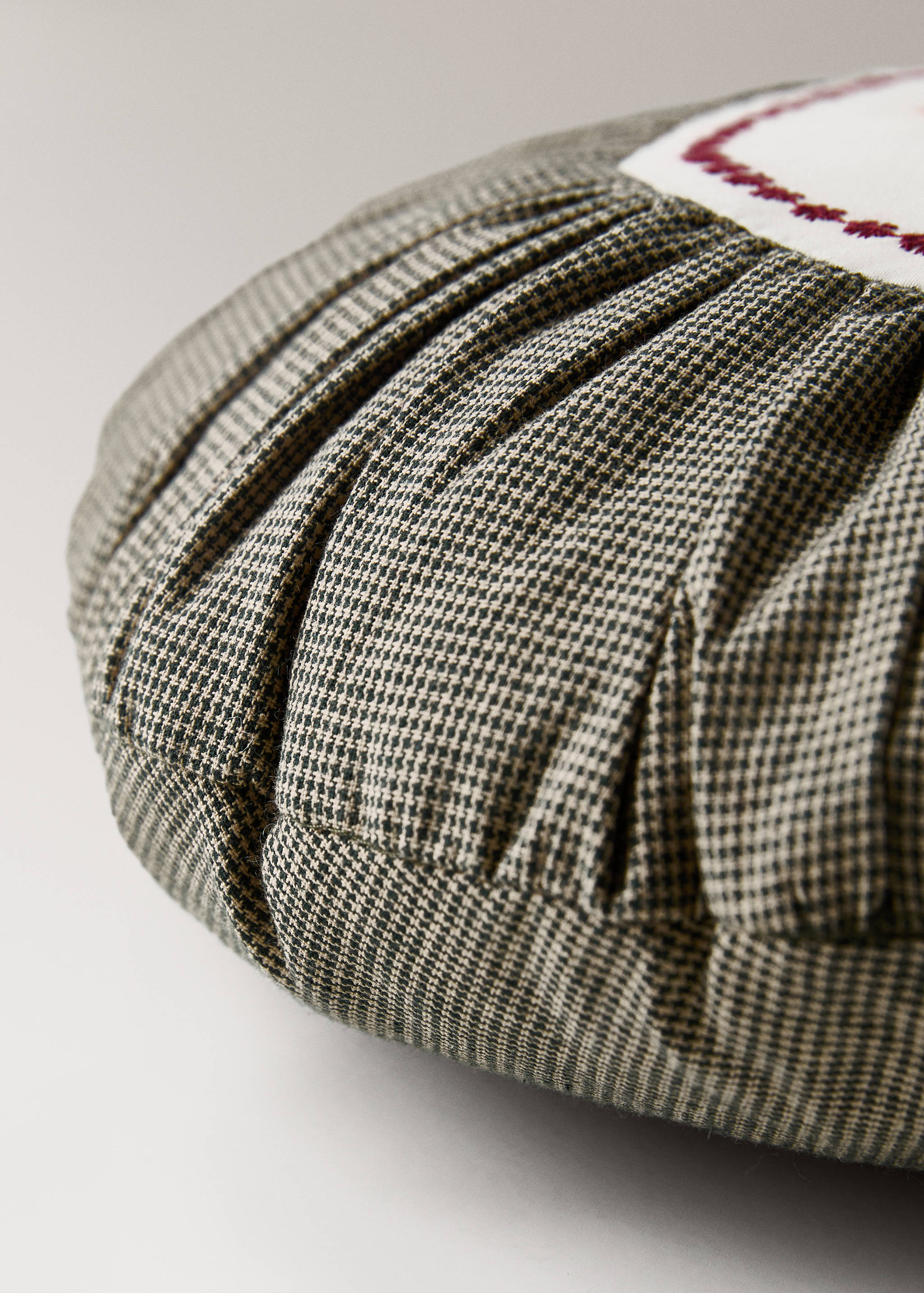 Round children's cushion, cotton, embroidered detail - Details of the article 2