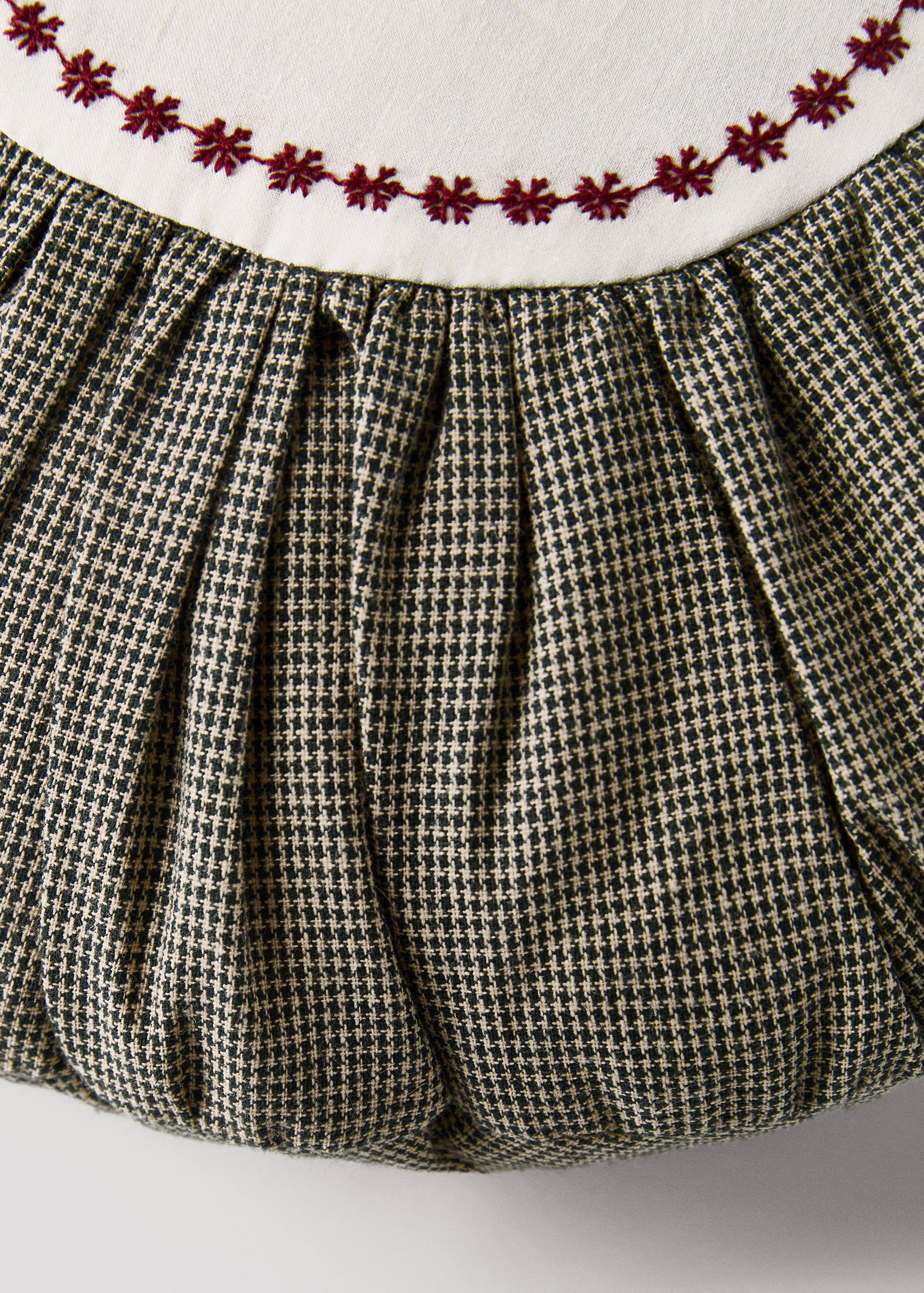 Round children's cushion, cotton, embroidered detail - Details of the article 3