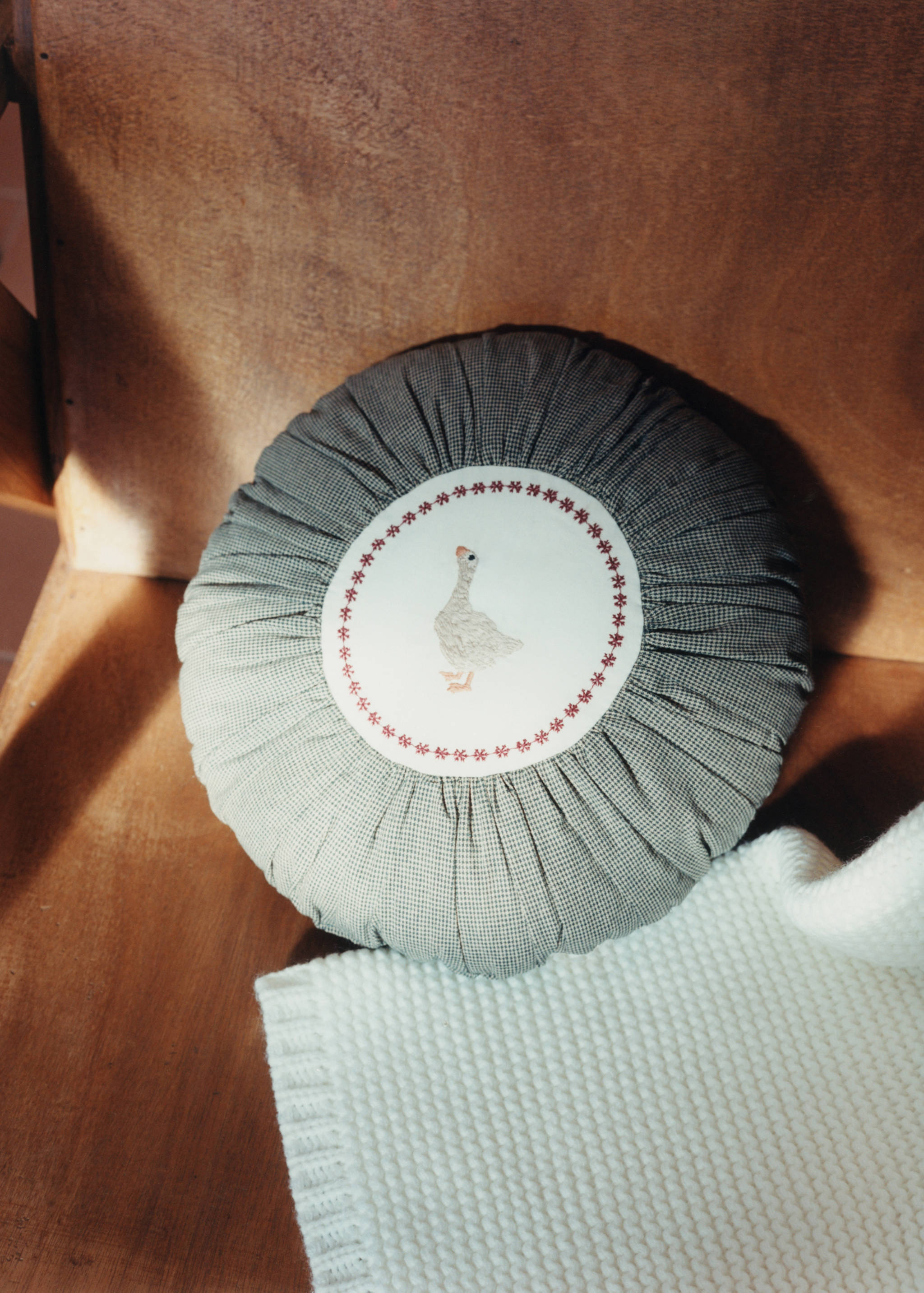 Round children's cushion, cotton, embroidered detail - Details of the article 6