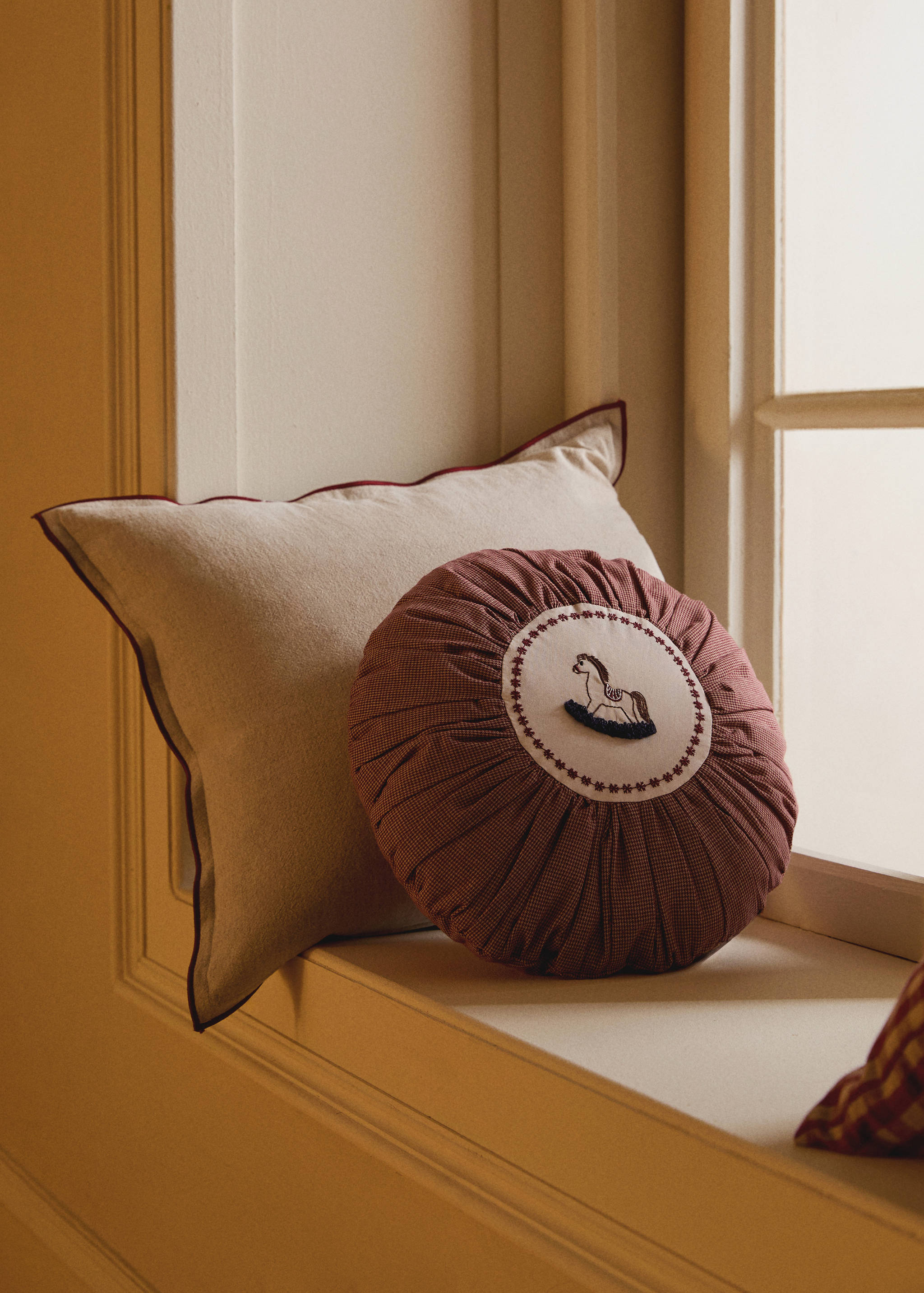 Round children's cushion, cotton, embroidered detail - General plane