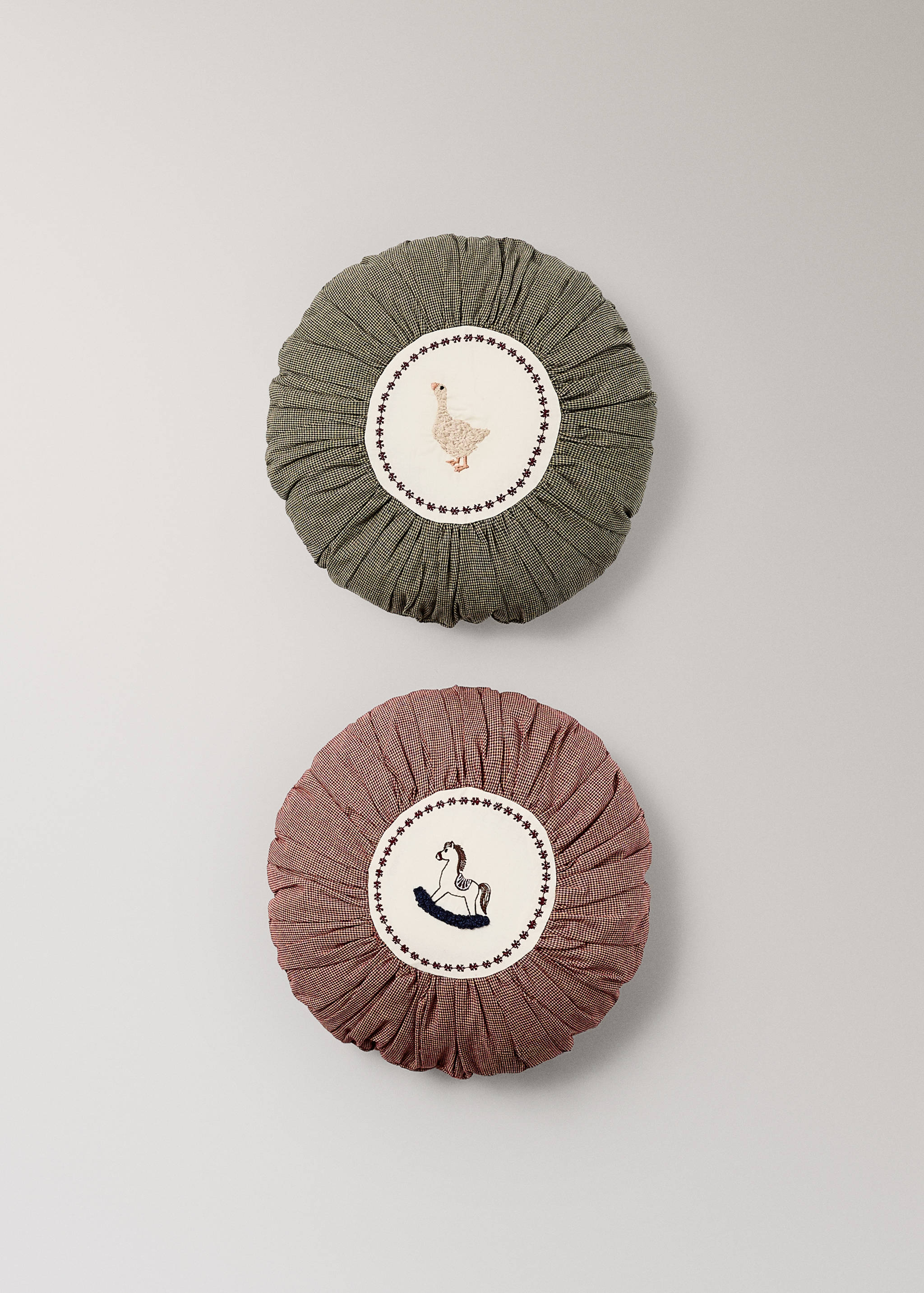 Round children's cushion, cotton, embroidered detail - Details of the article 4