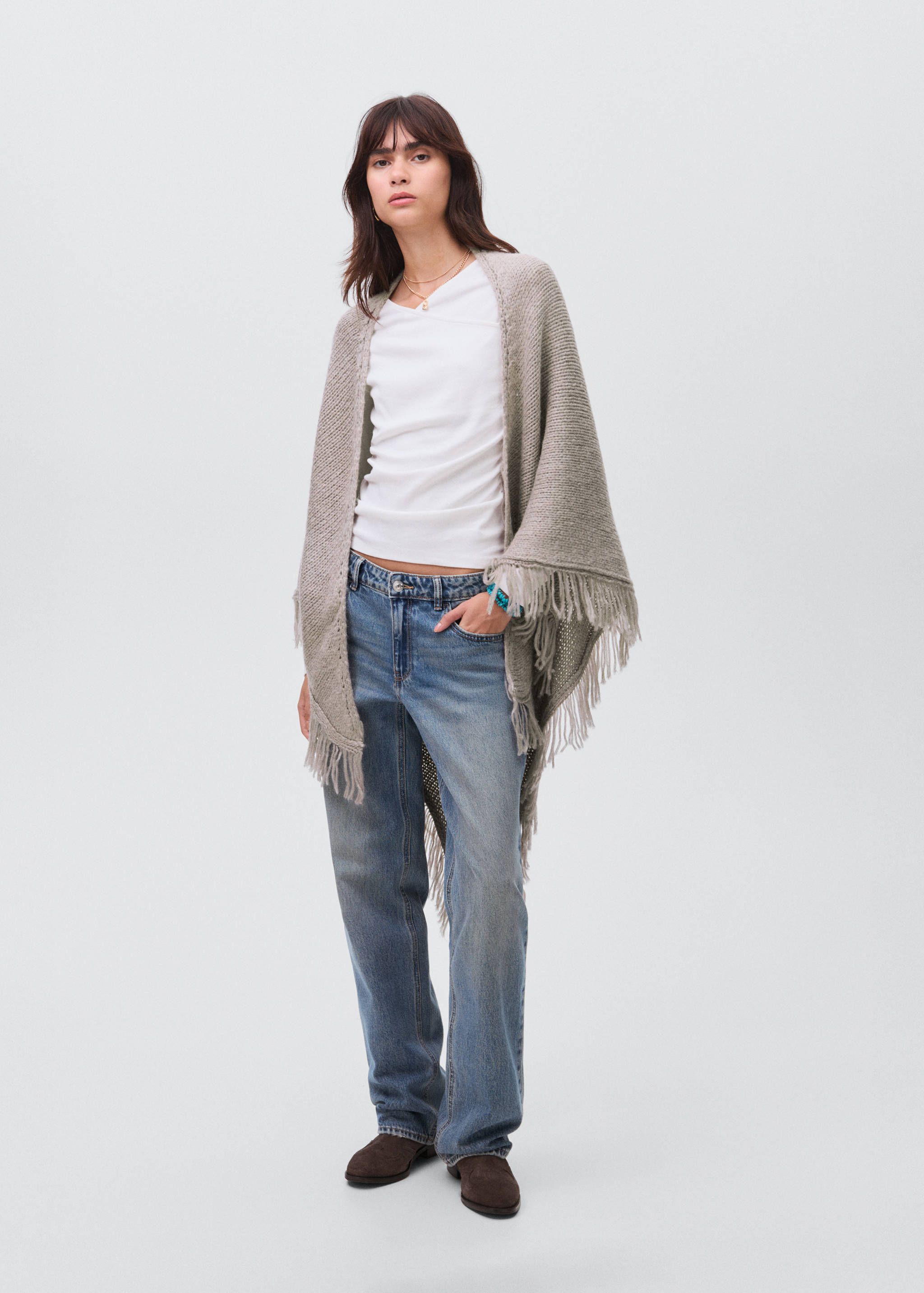 Knitted poncho with tassels - General plane
