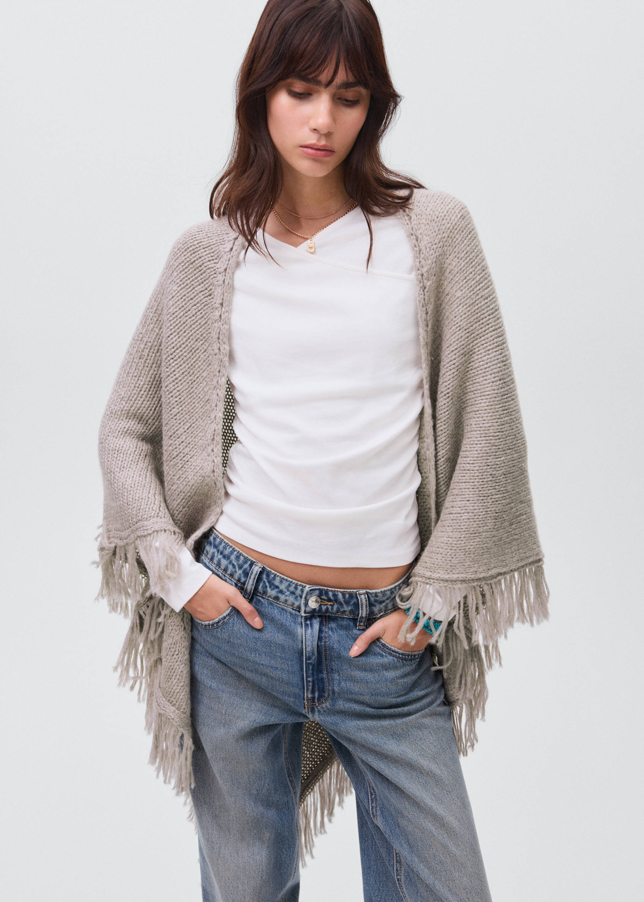 Poncho en maille à franges - Plan moyen