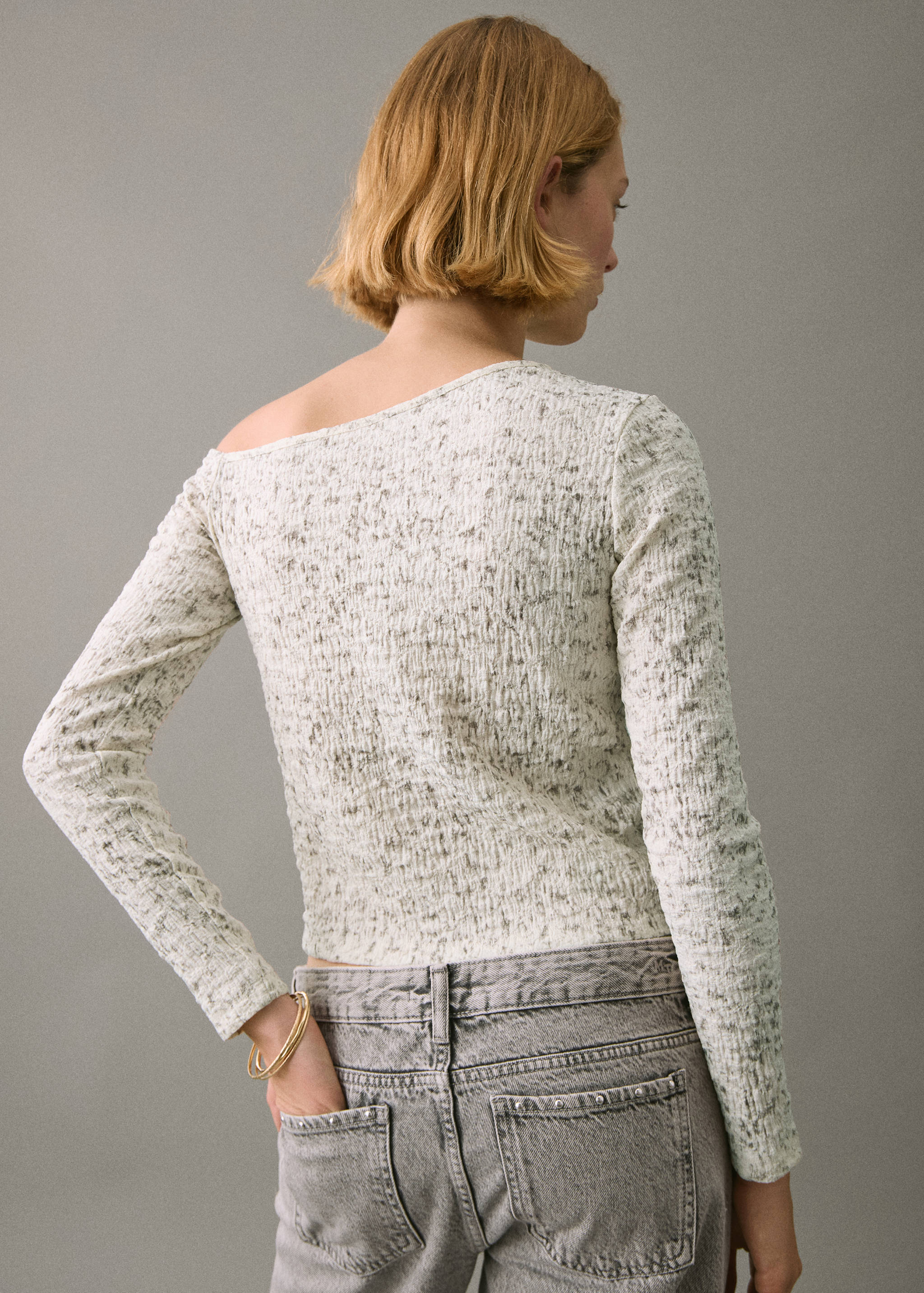 T-shirt mesclada com decote assimétrico - Verso do artigo