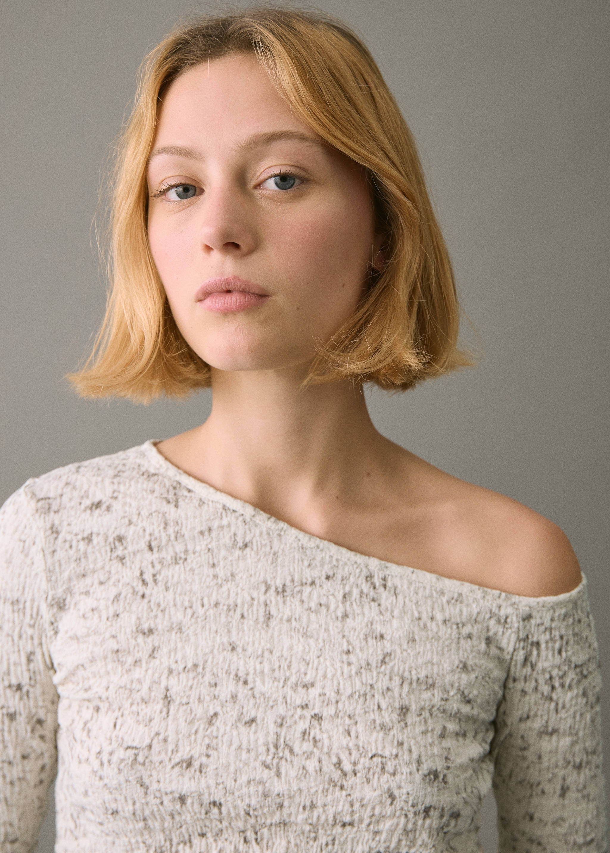 T-shirt mesclada com decote assimétrico - Pormenor do artigo 1